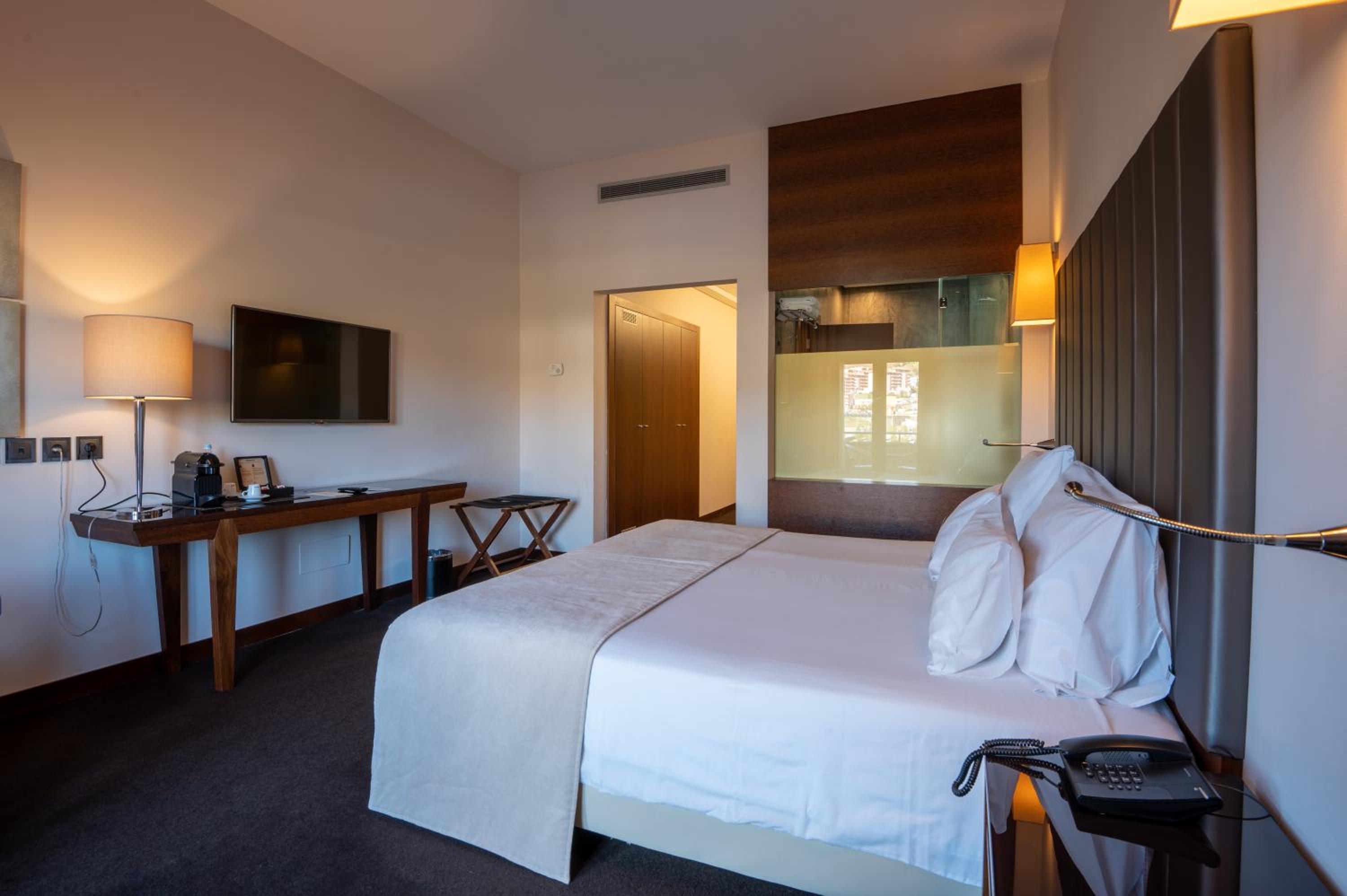 Twin Room with River View - Photo 7