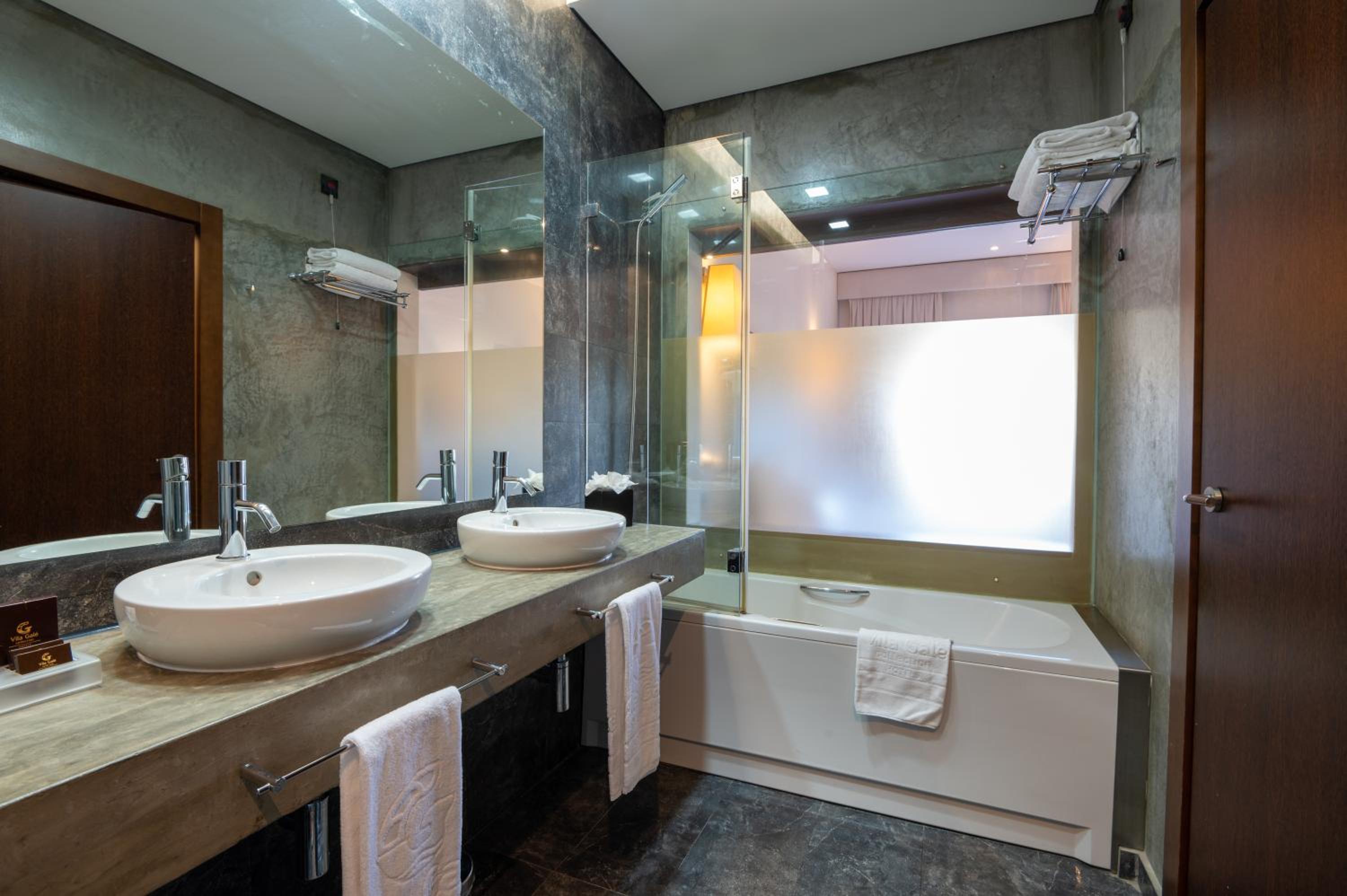 Twin Room with River View - Photo 3