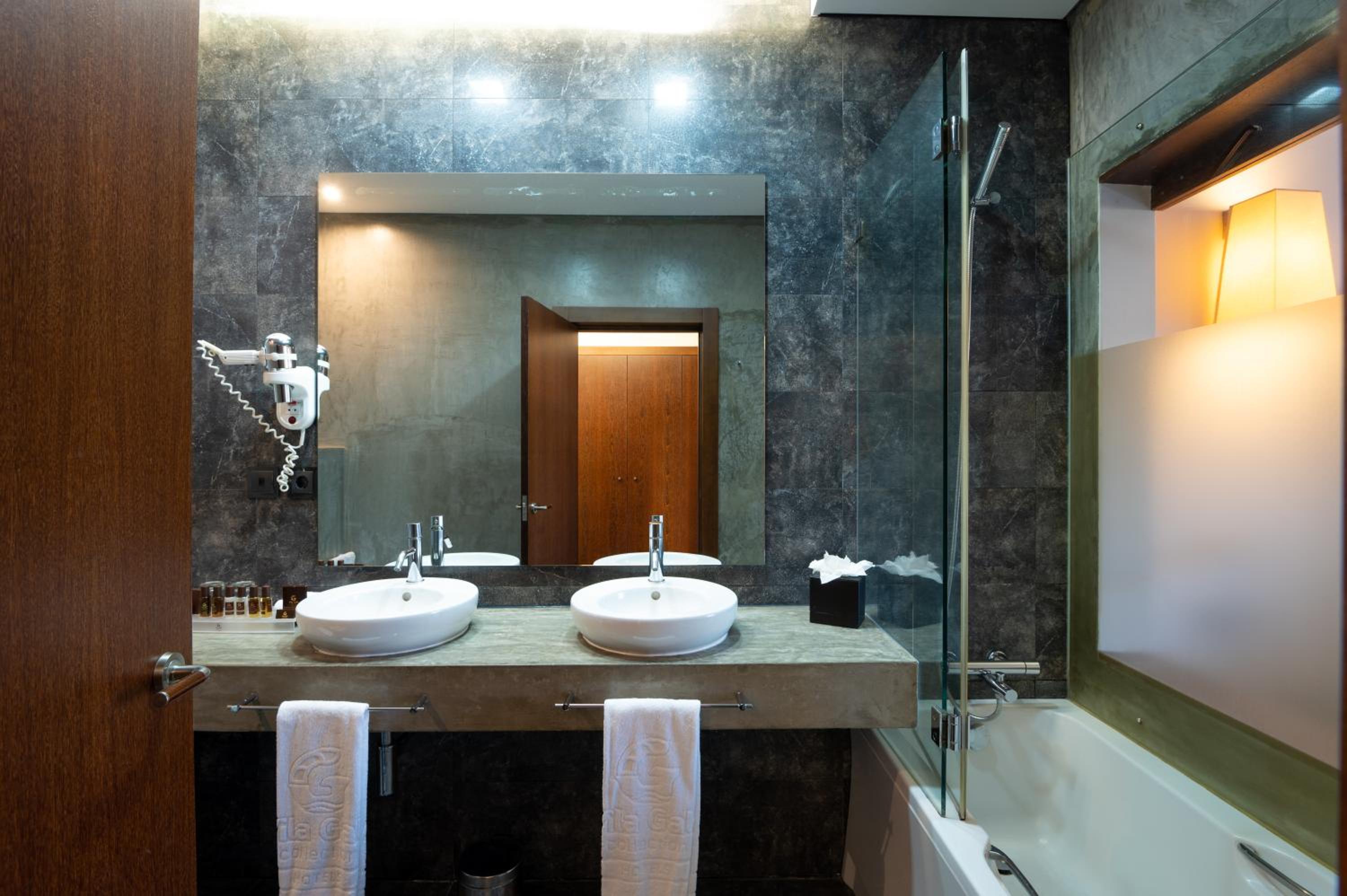 Twin Room with River View - Photo 11