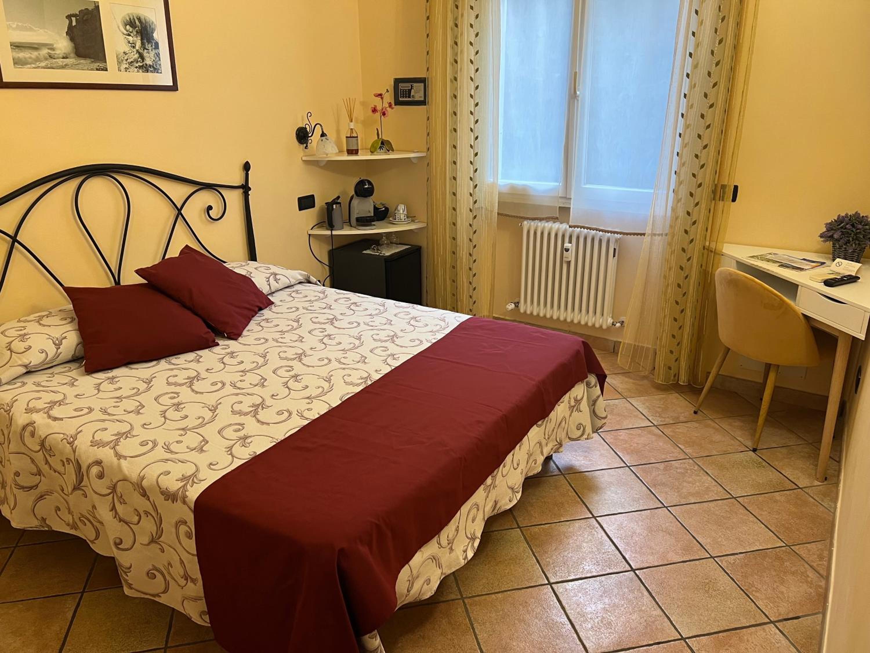 Single Room with Private Bathroom photo 2