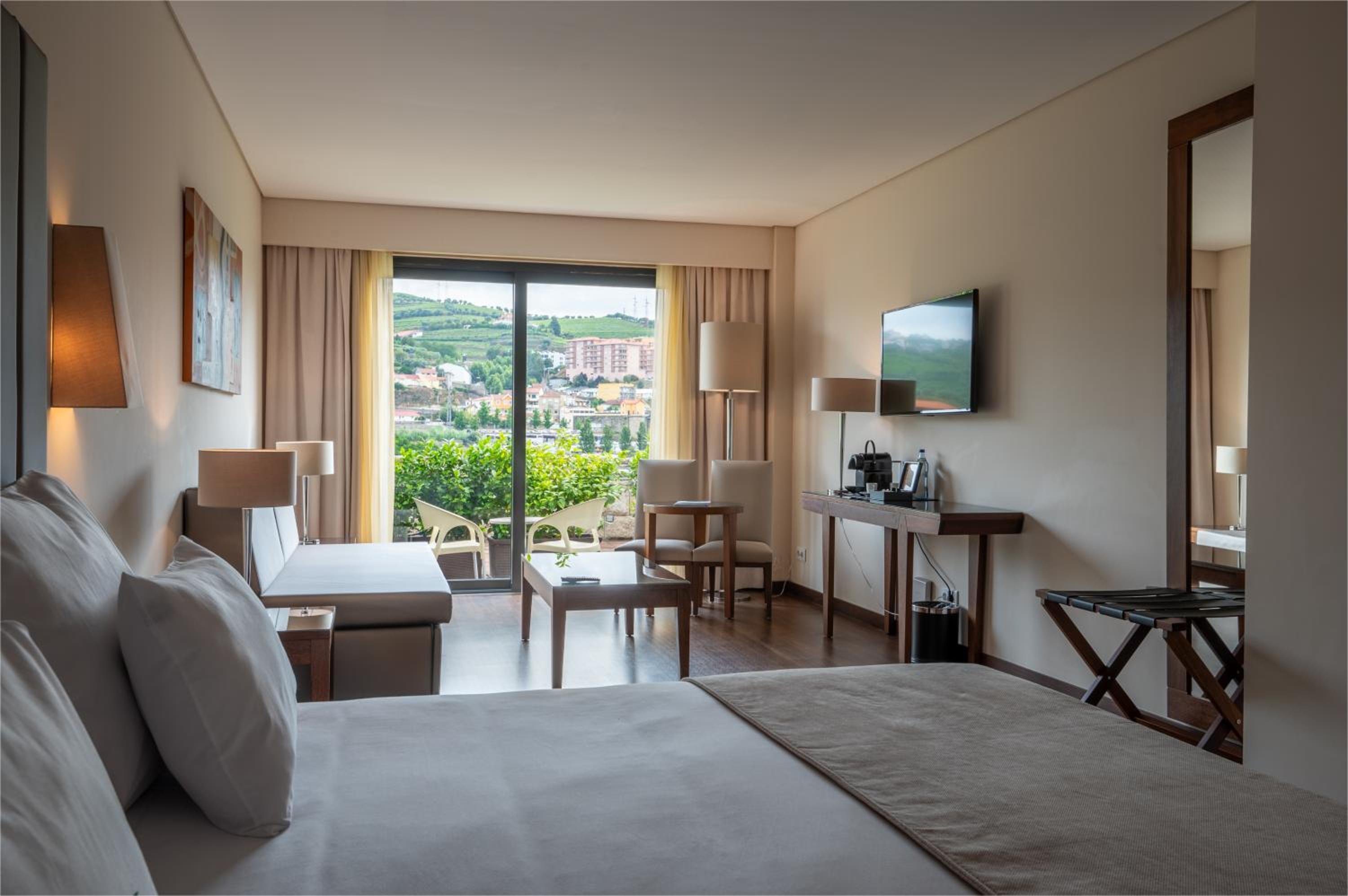 Family Room with River View - Photo 3