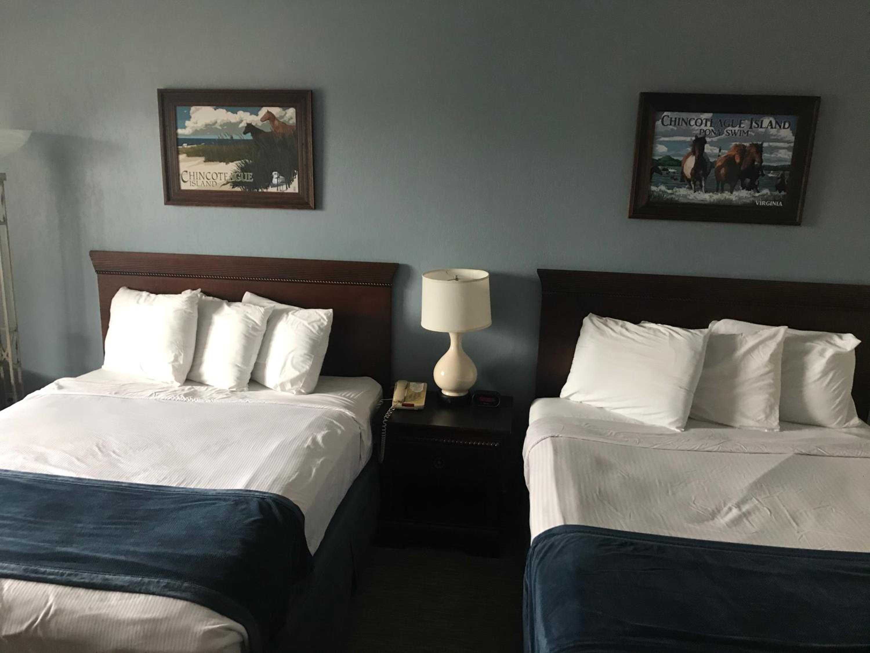 Deluxe Queen Room with Two Queen Beds - Non-Smoking photo 3