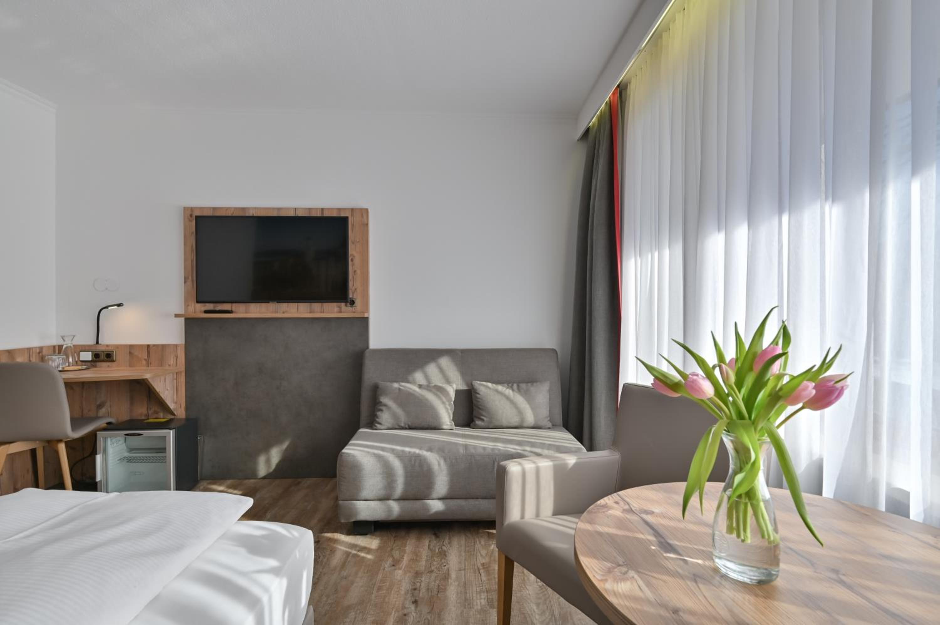 Double Room with Balcony - Photo 10
