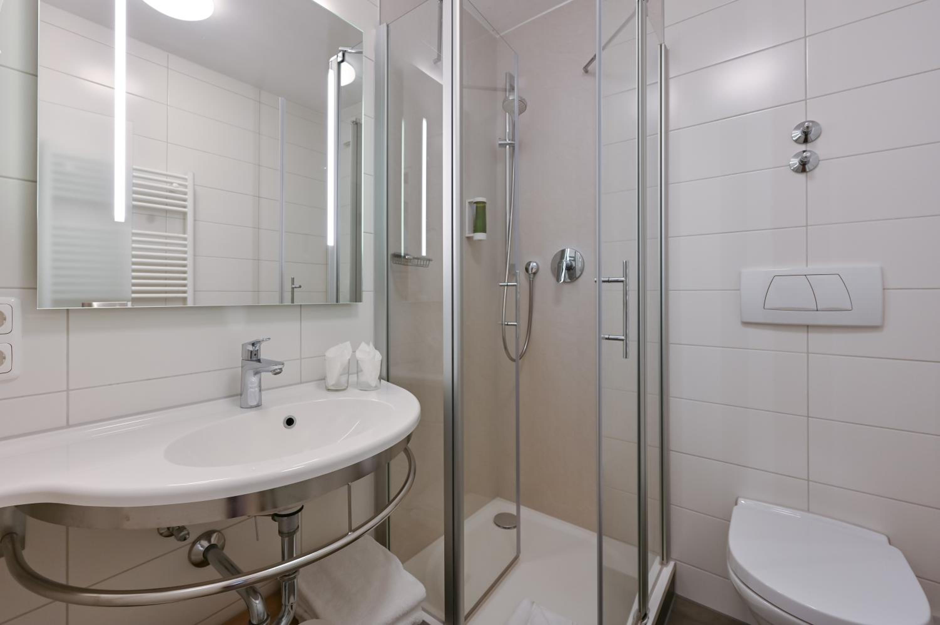 Double Room with Balcony - Photo 9