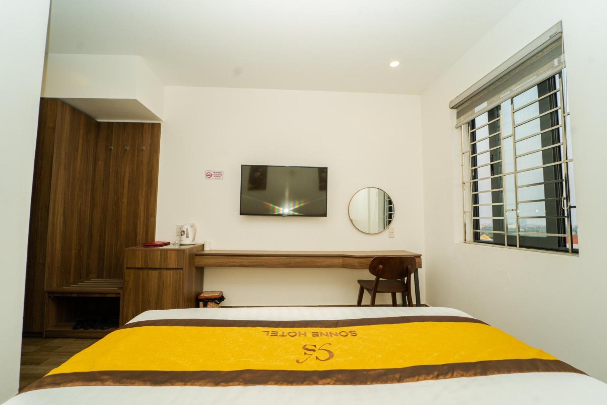 Deluxe King Suite photo 2