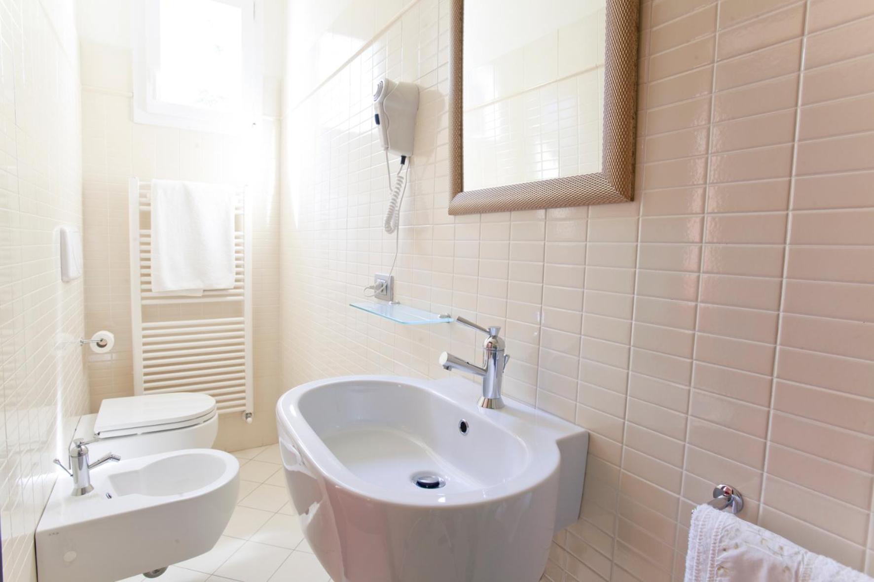 Double Room with Balcony - Photo 8