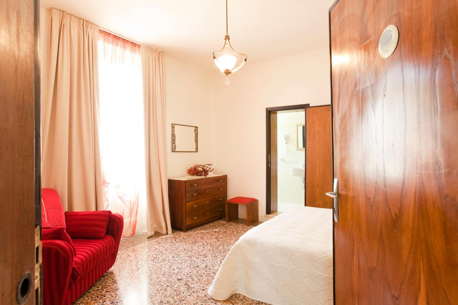 Double Room with Balcony - Photo 2
