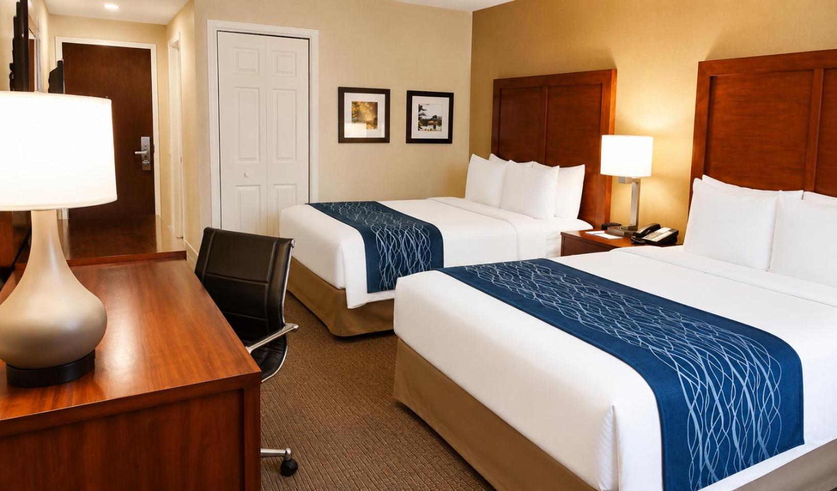 Quadruple Room with Two Queen Beds - Non Smoking/Ground floor/Exterior Hall photo 1