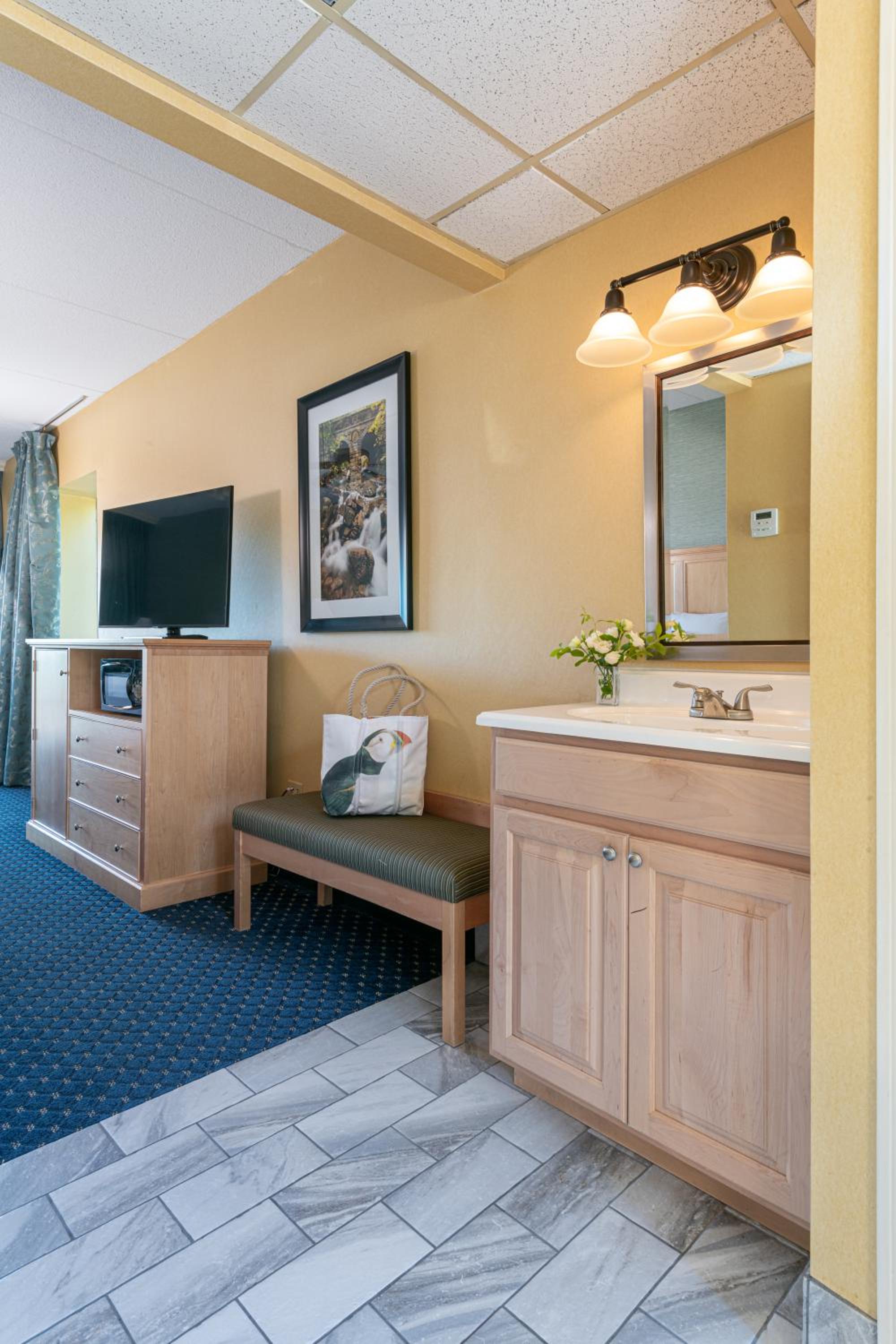 Maine Building - First Floor Queen Room with Two Queen Beds with Balcony photo 2