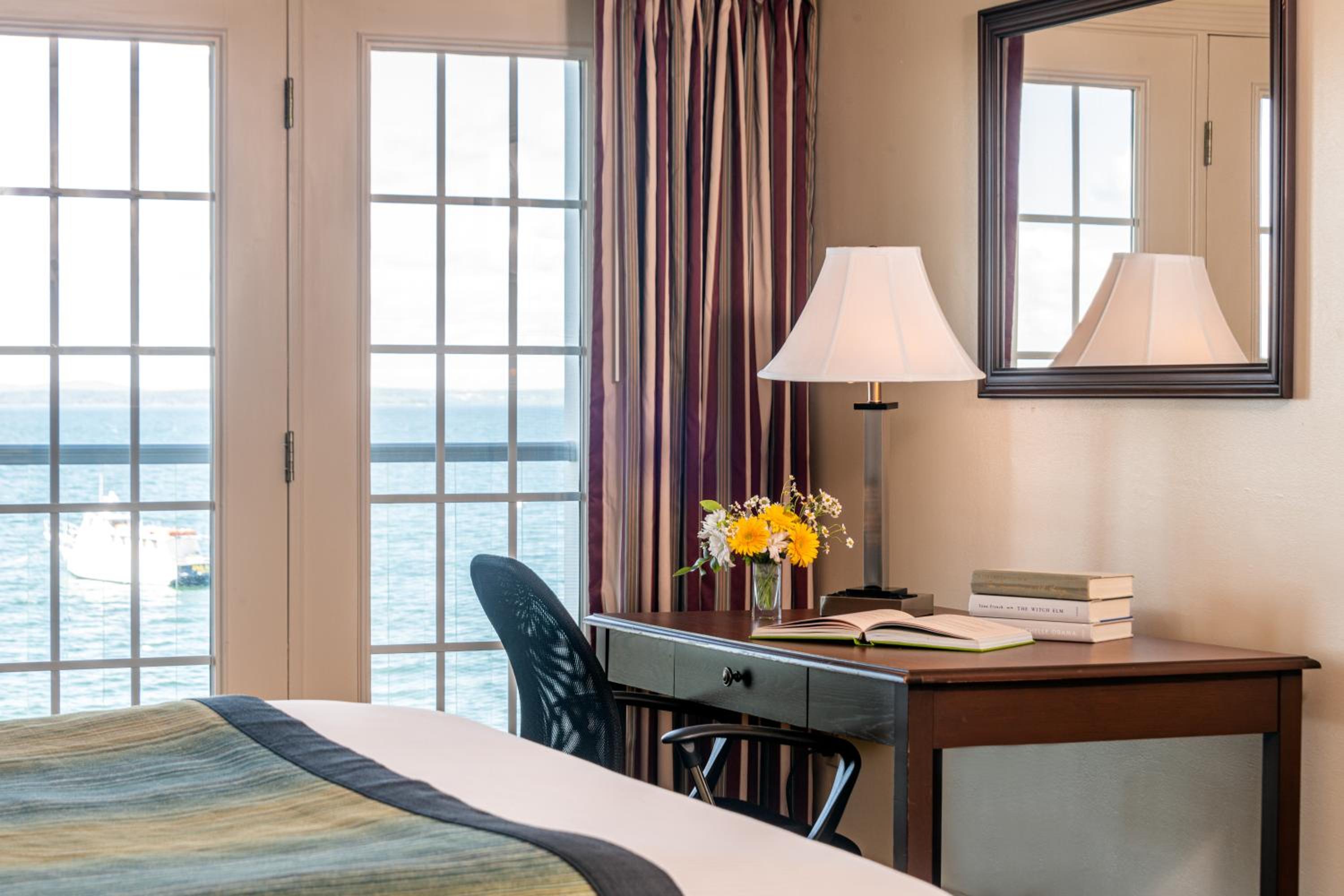 Oceanside Queen Room with Two Queen Beds with Balcony photo 3