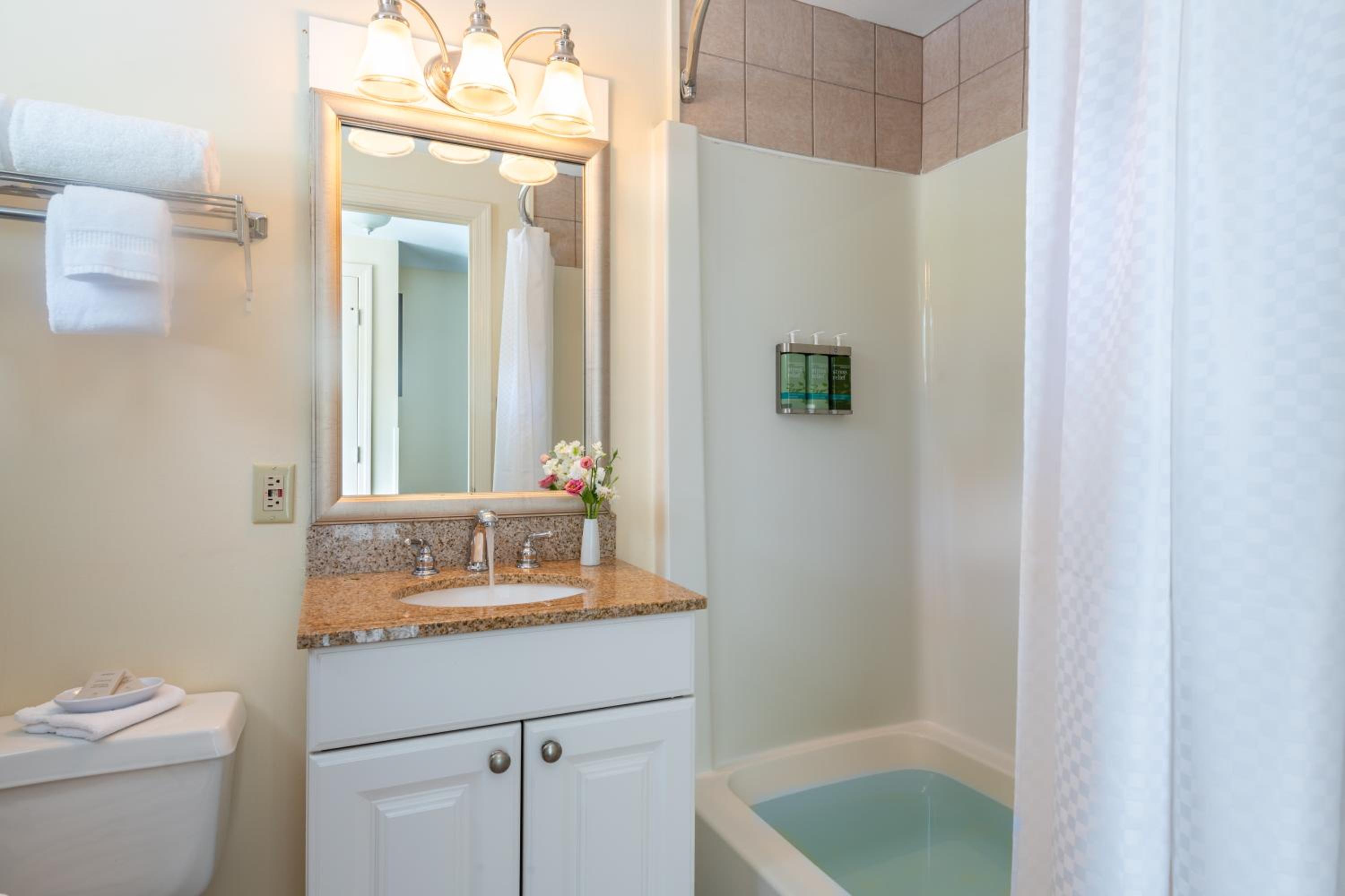 Oceanside King Room with Balcony photo 2