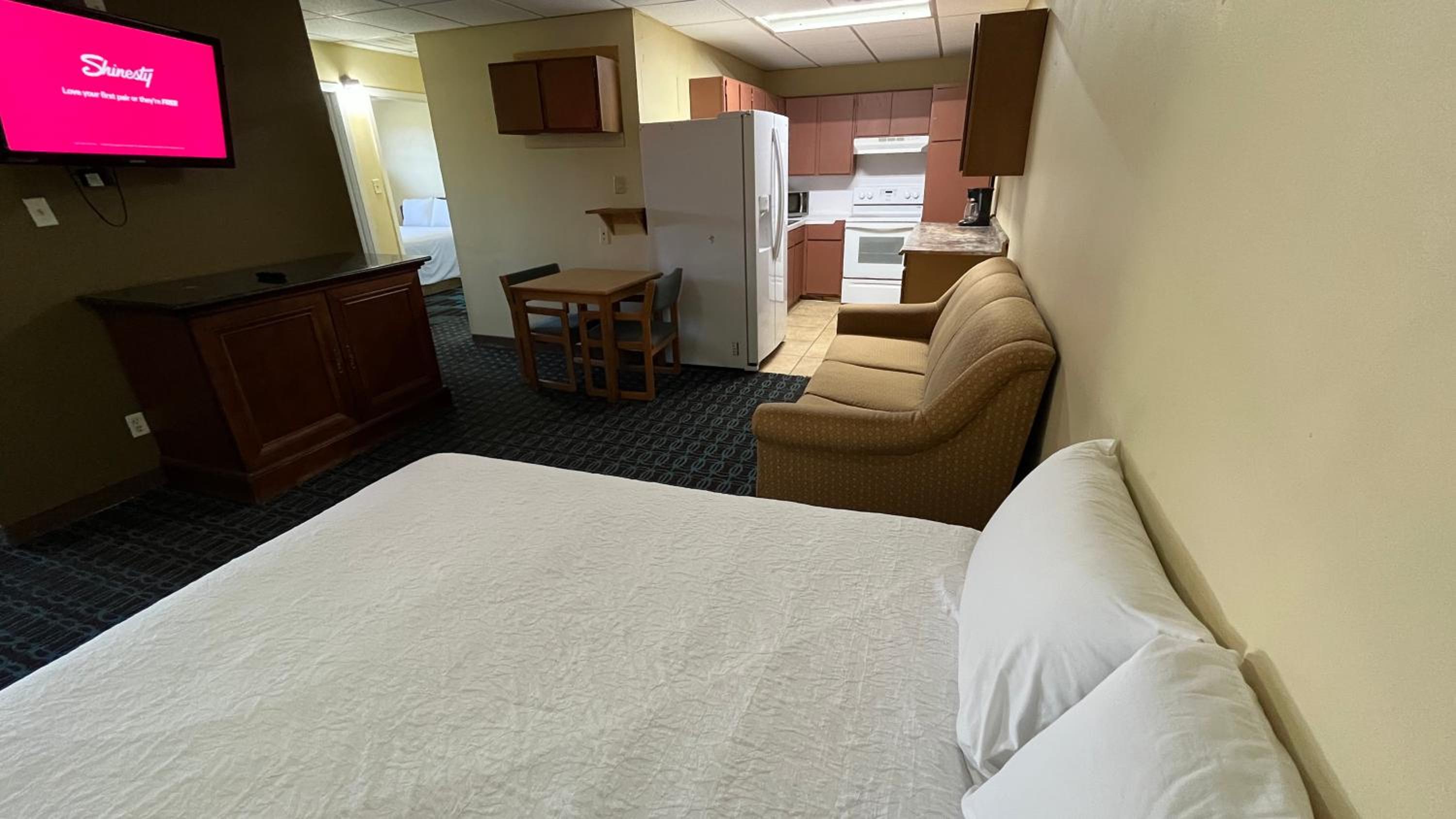 One-Bedroom Suite - Photo 7