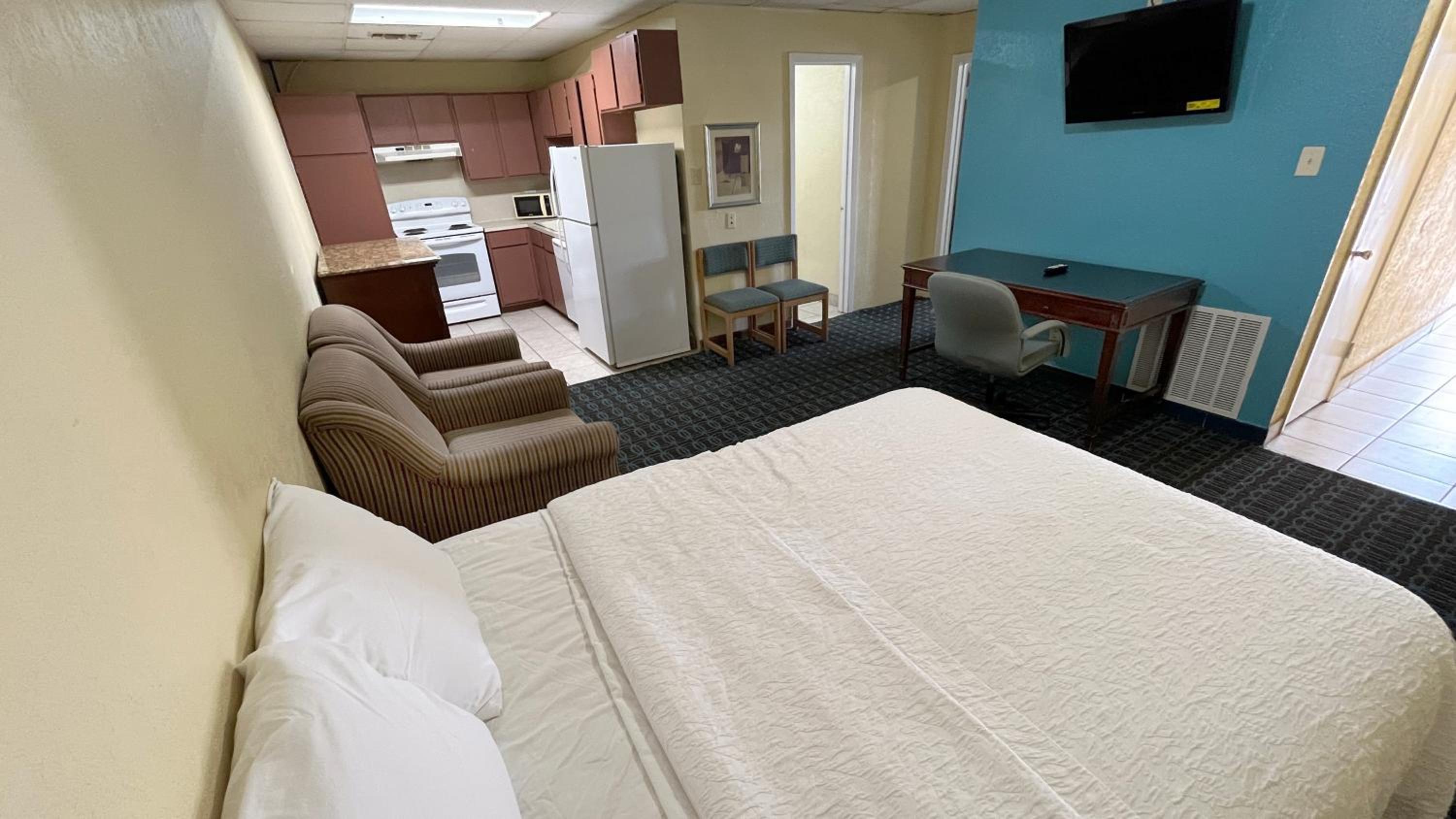 One-Bedroom Suite - Photo 9