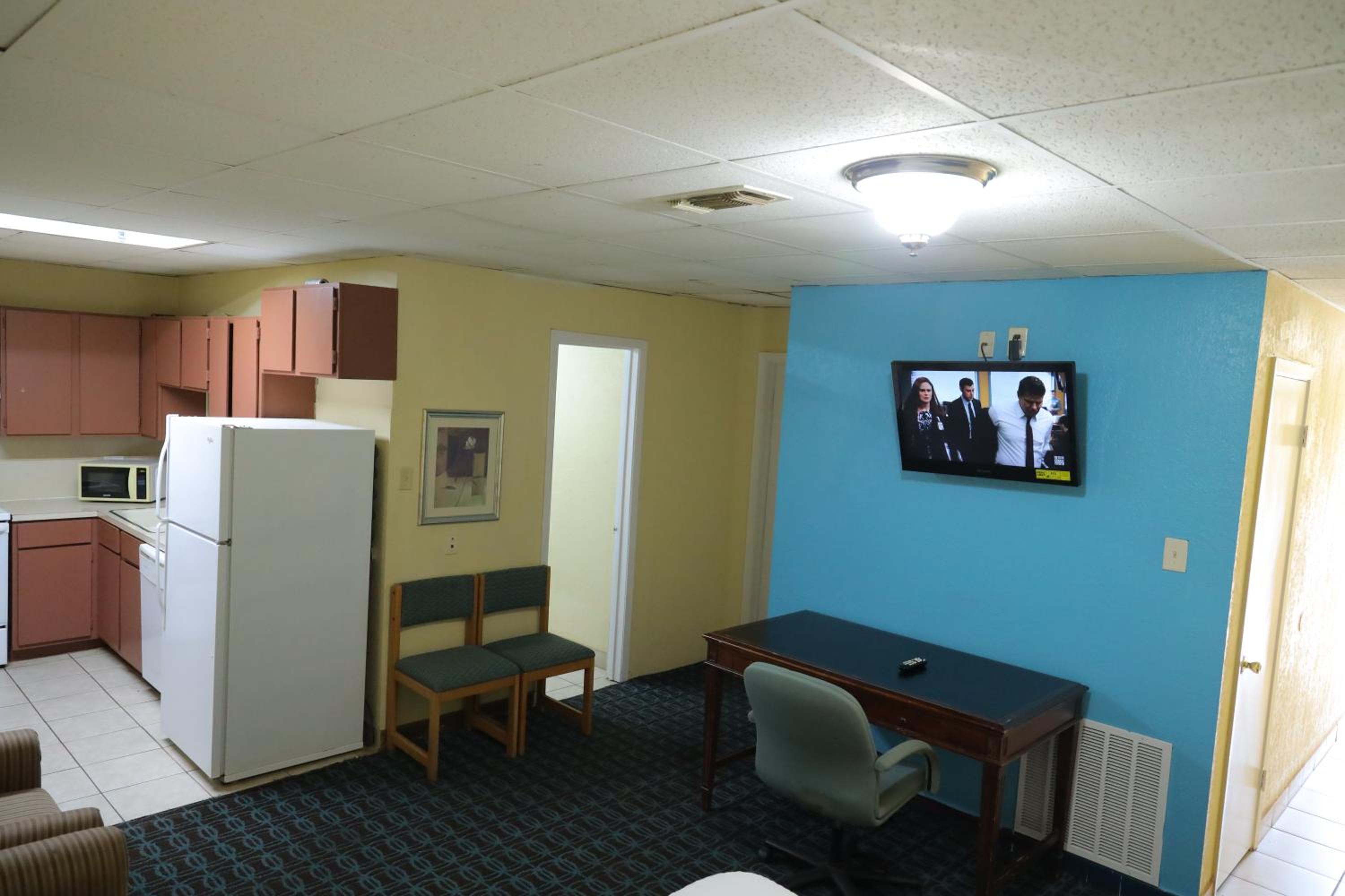 One-Bedroom Suite - Photo 8