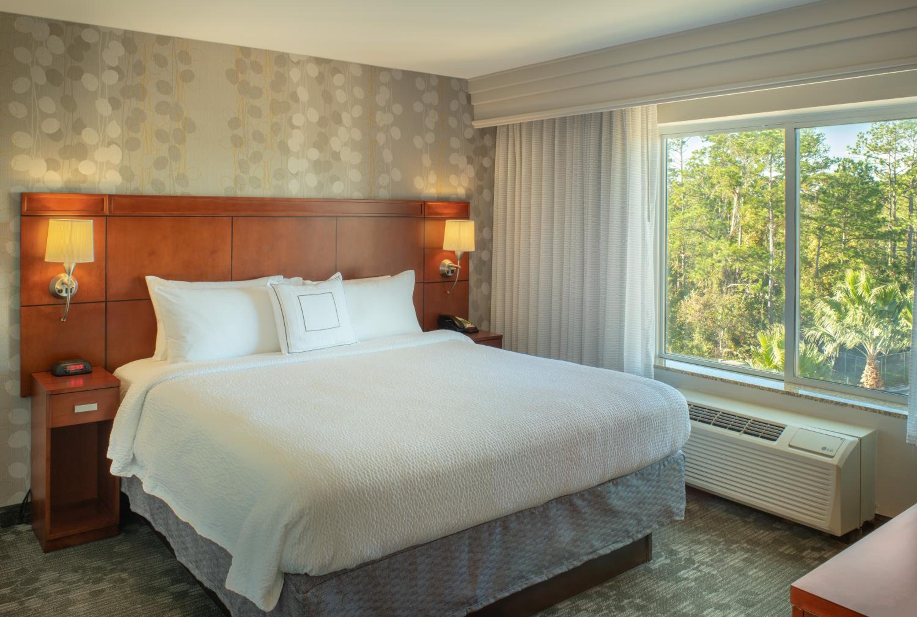 Queen Room with Two Queen Beds and Adapted Tub - Mobility and Hearing Accessible - Photo 1