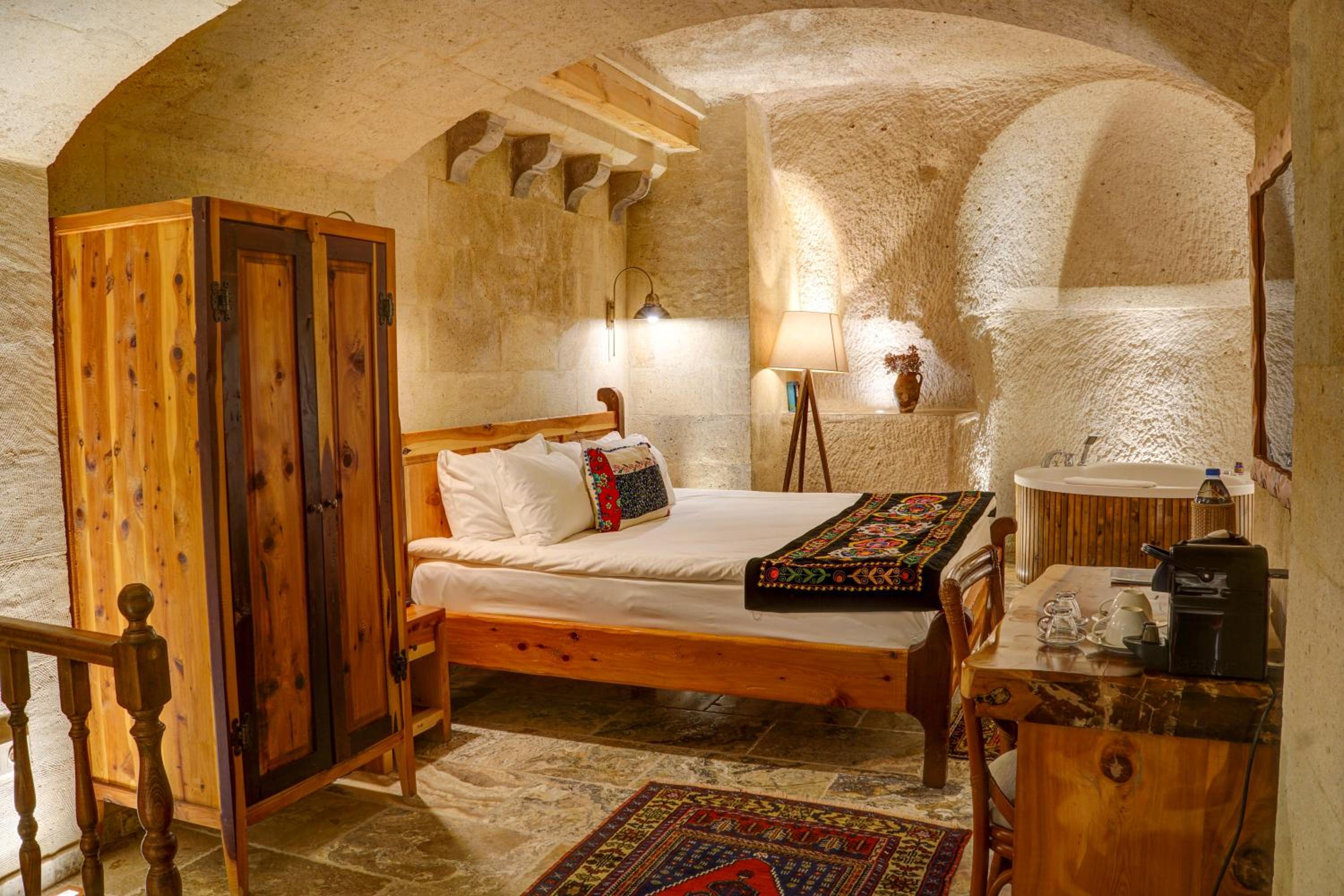 Deluxe Cave Room - Photo 15