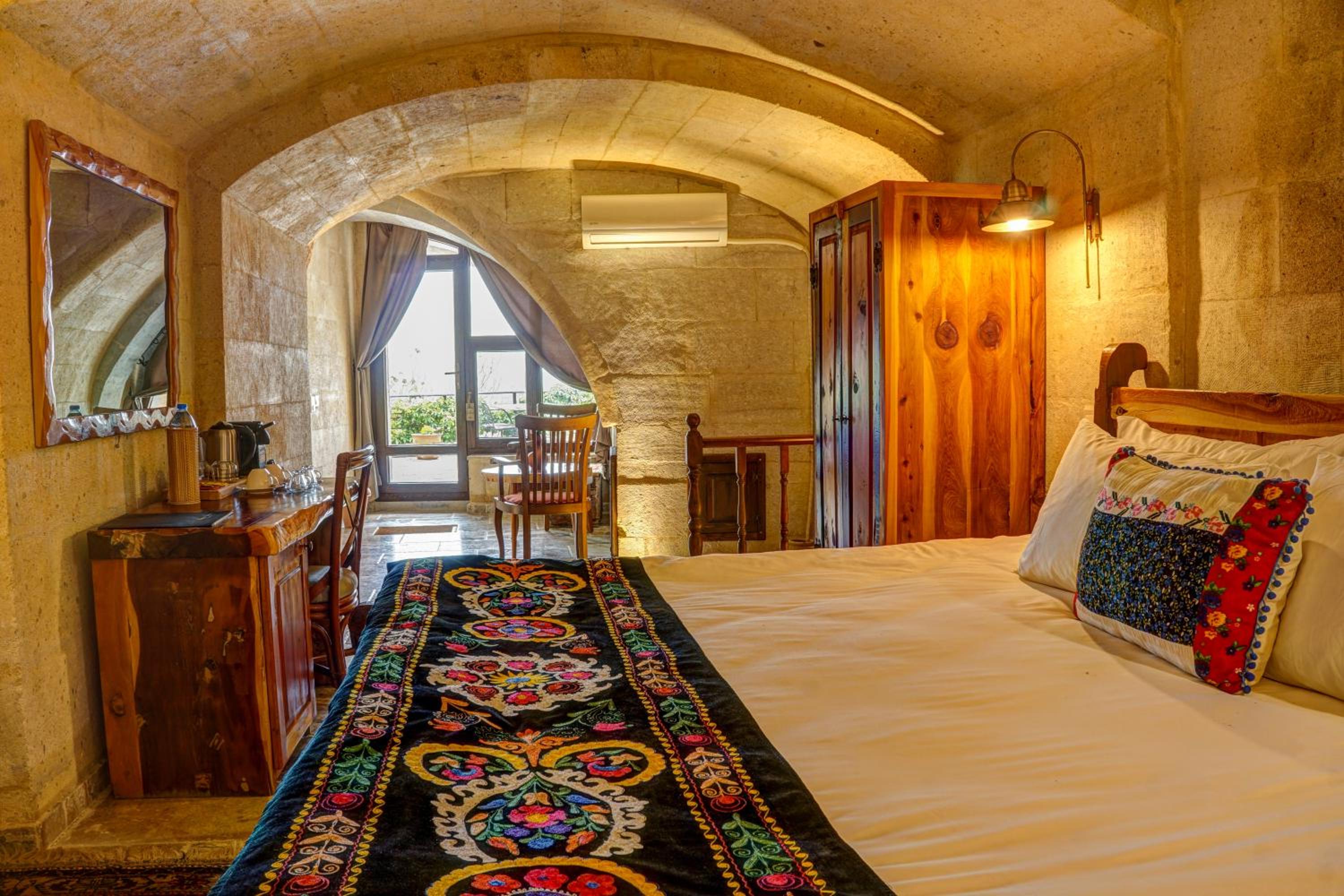 Deluxe Cave Room - Photo 13