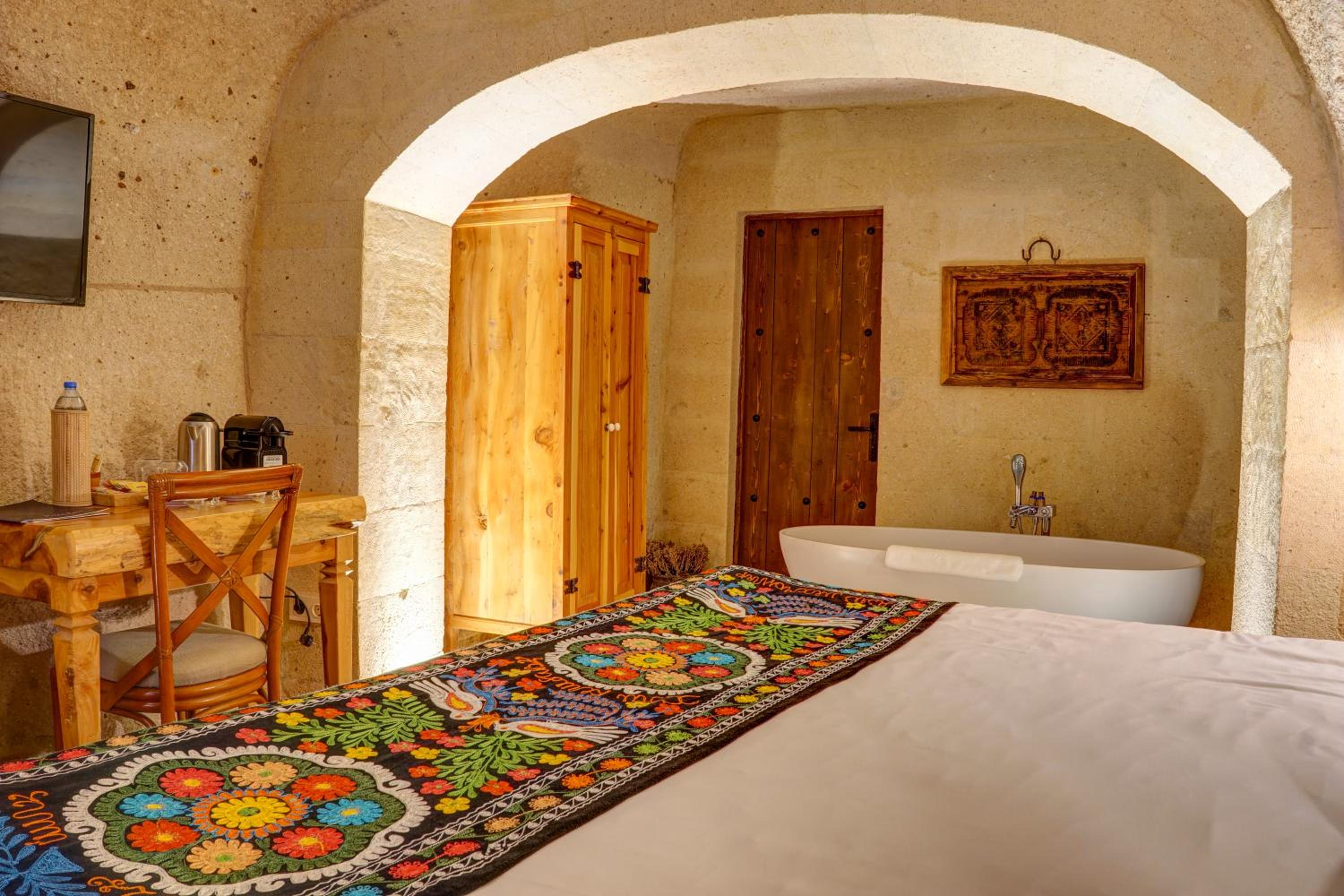 Deluxe Cave Room - Photo 9