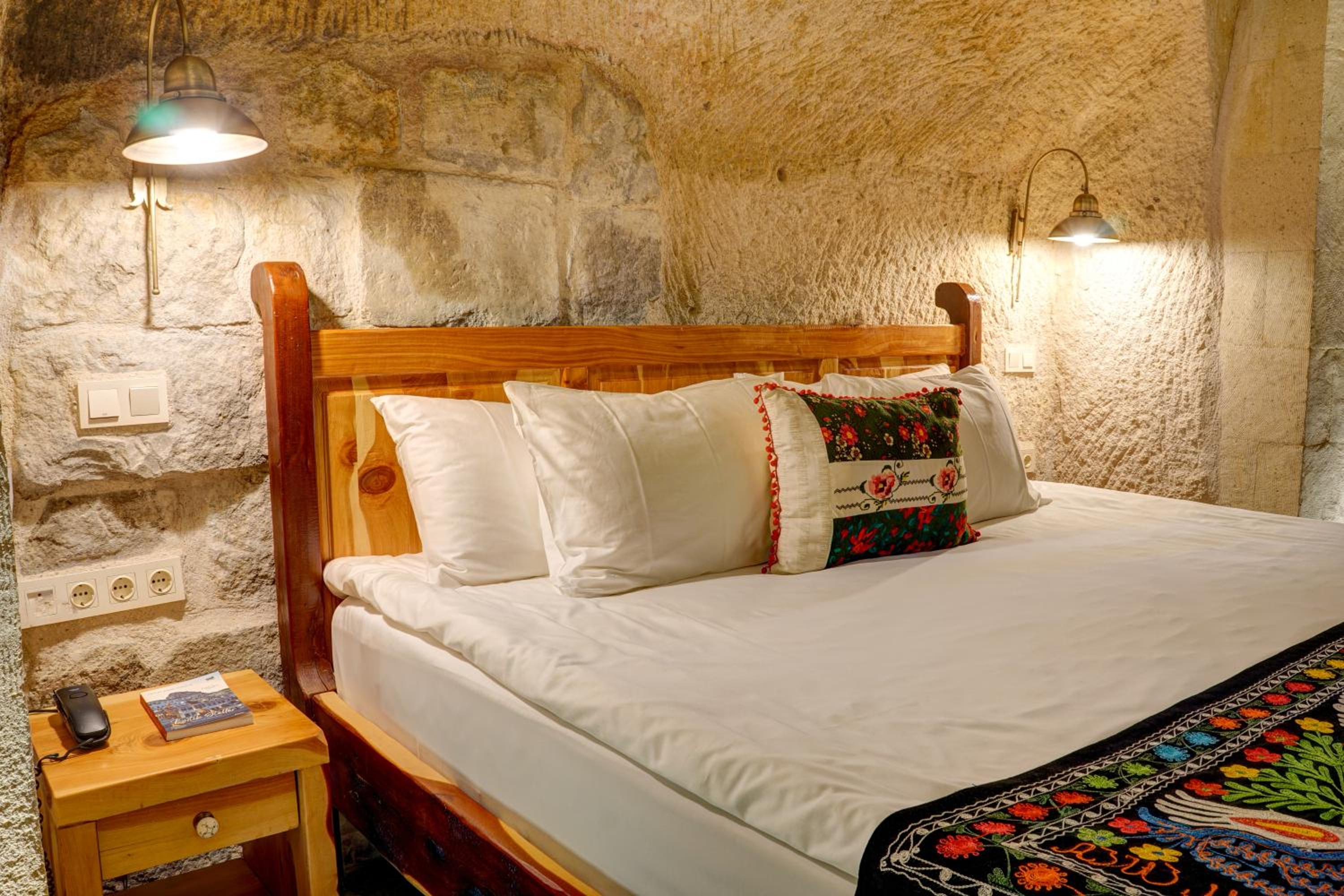 Deluxe Cave Room - Photo 8