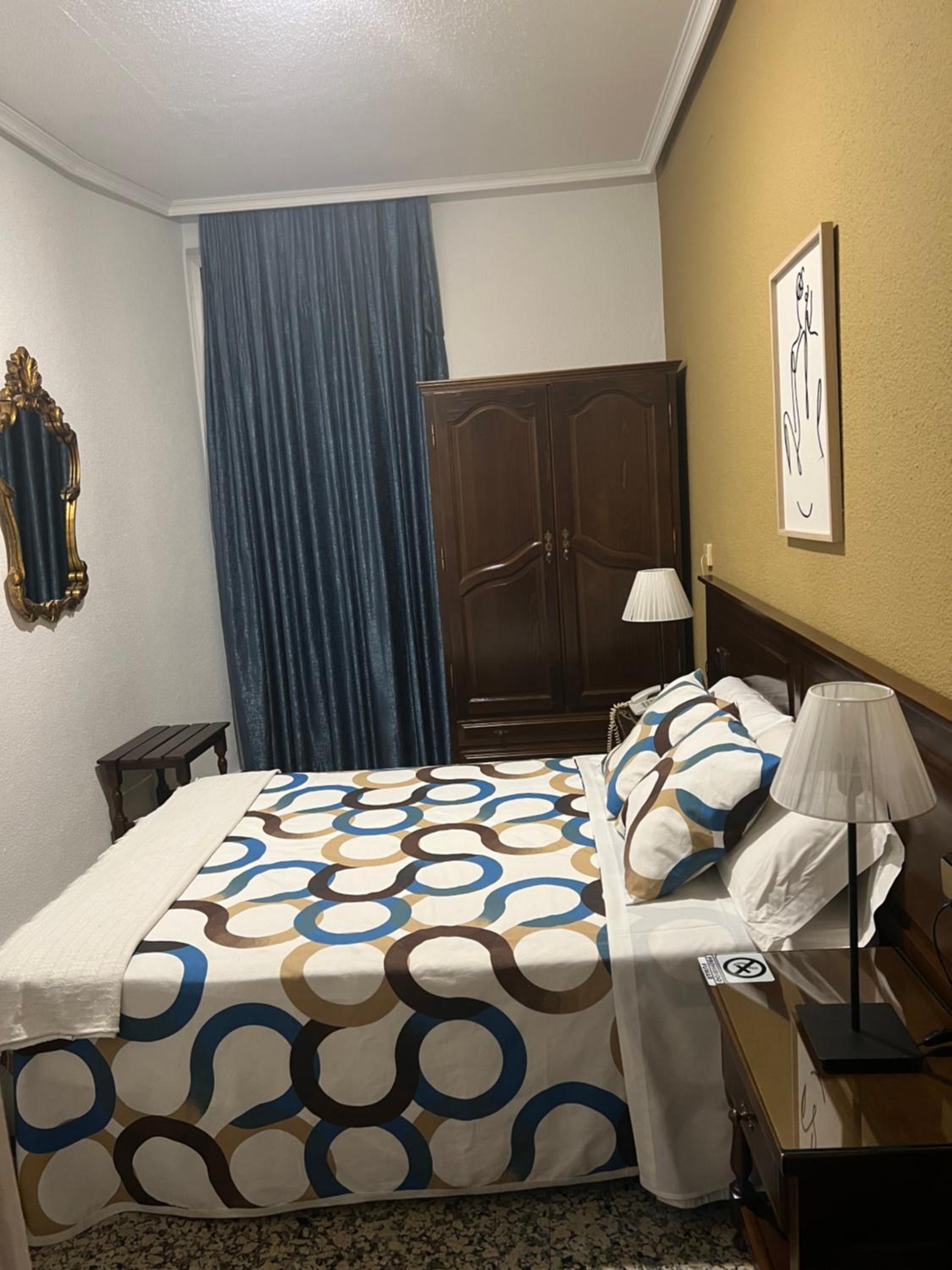 Standard Queen Room - Photo 7