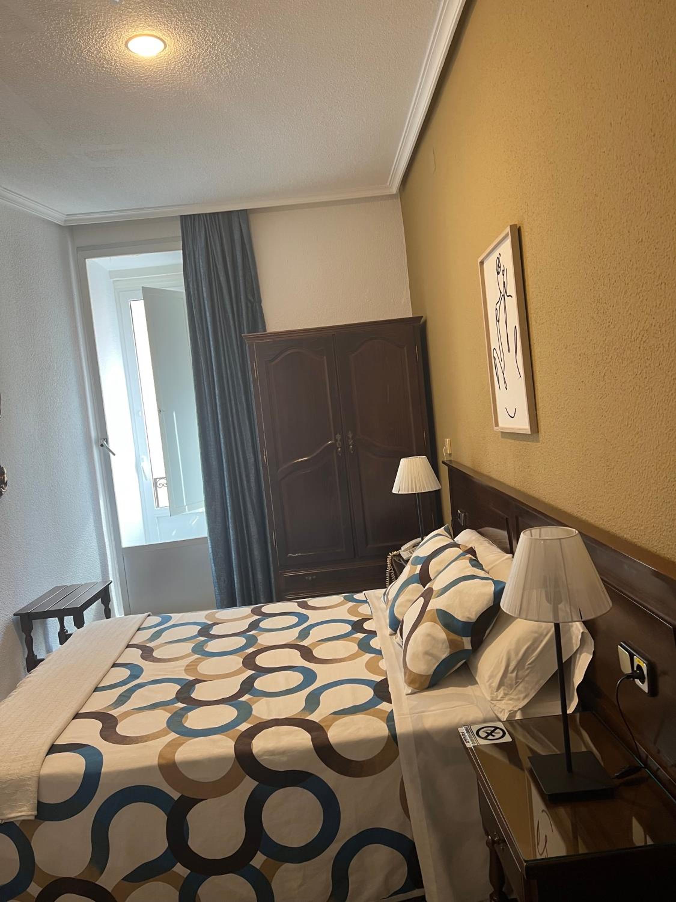 Standard Queen Room - Photo 6