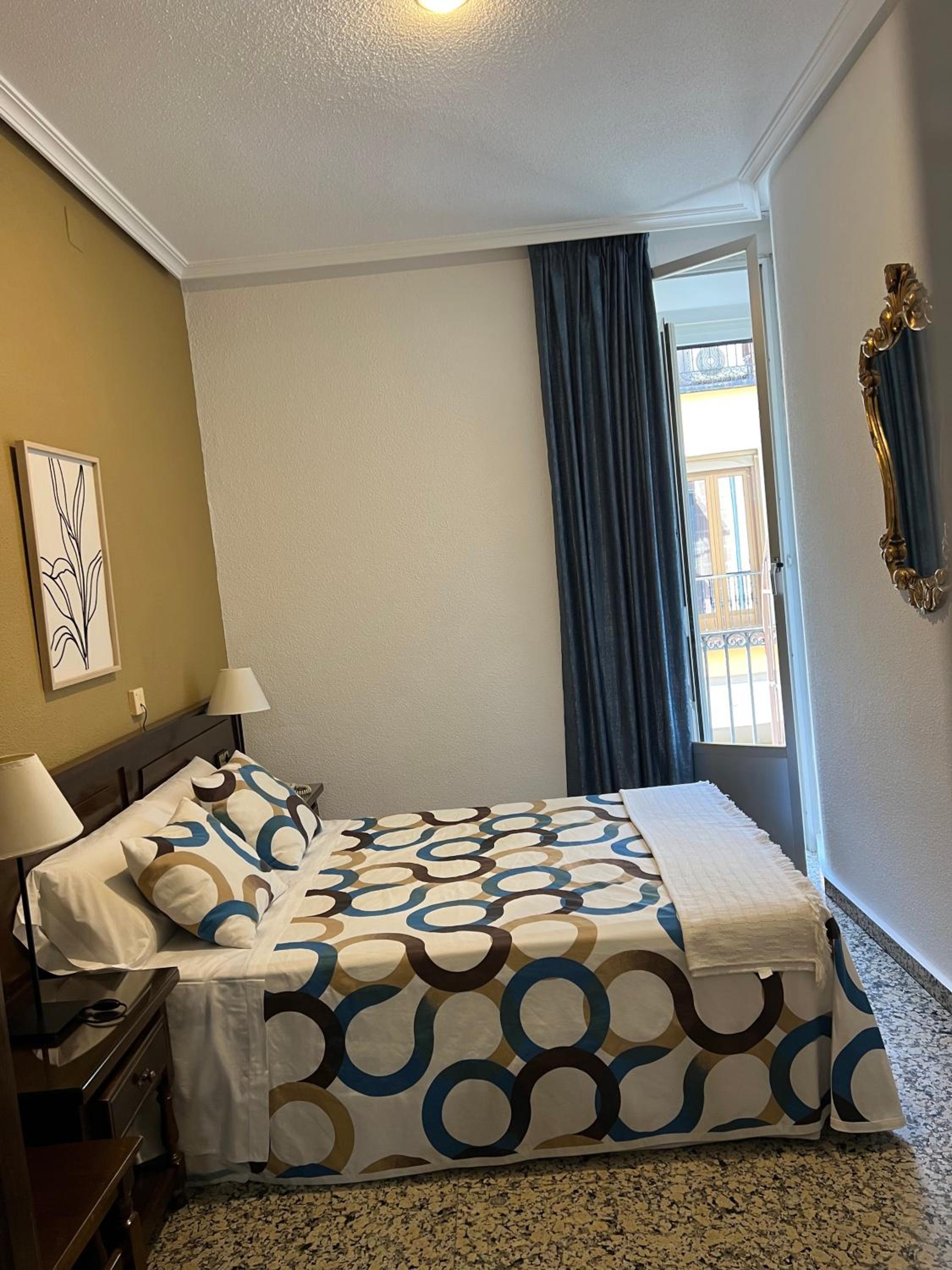 Standard Queen Room - Photo 5