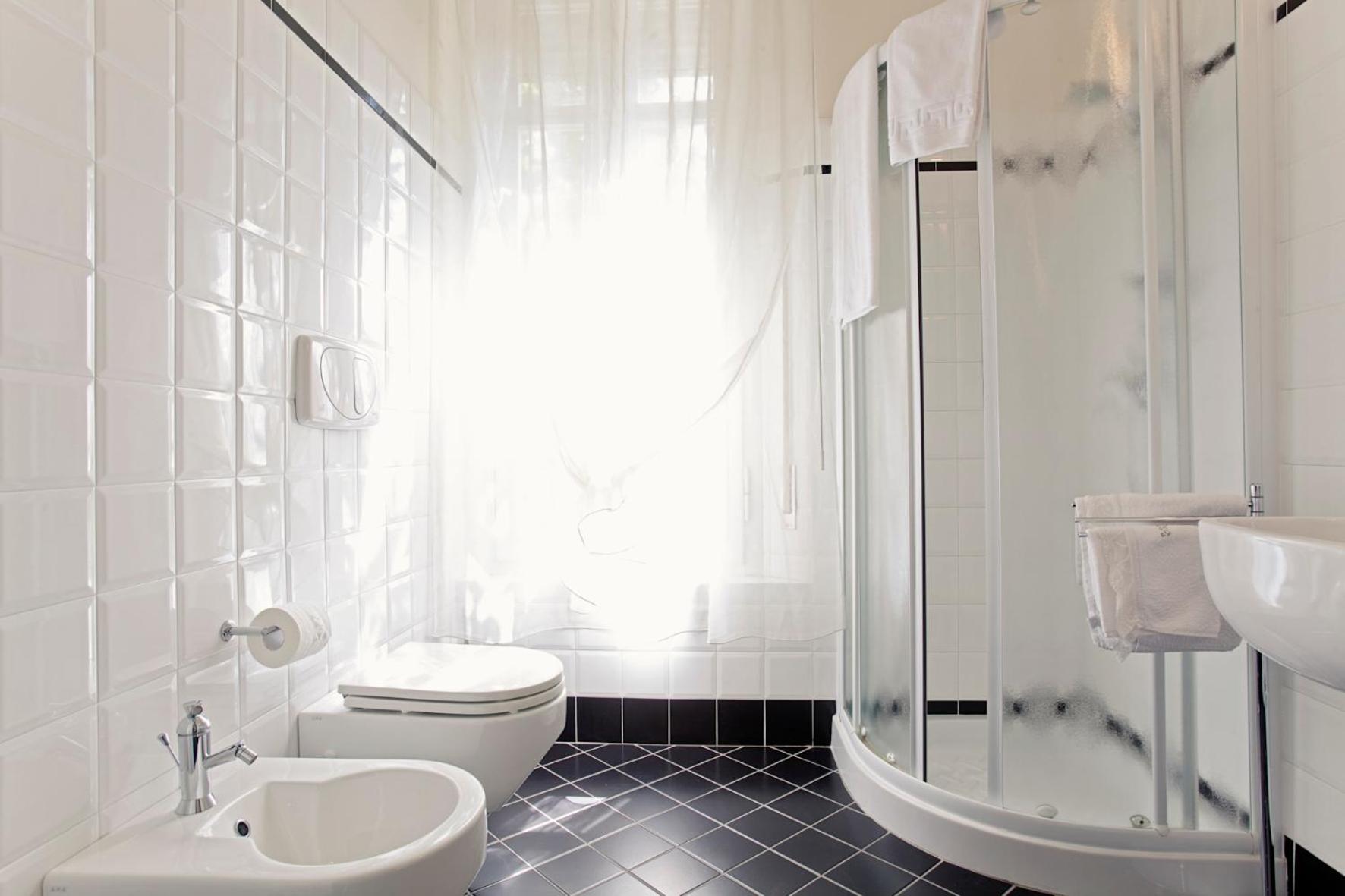 Double Room - Photo 16