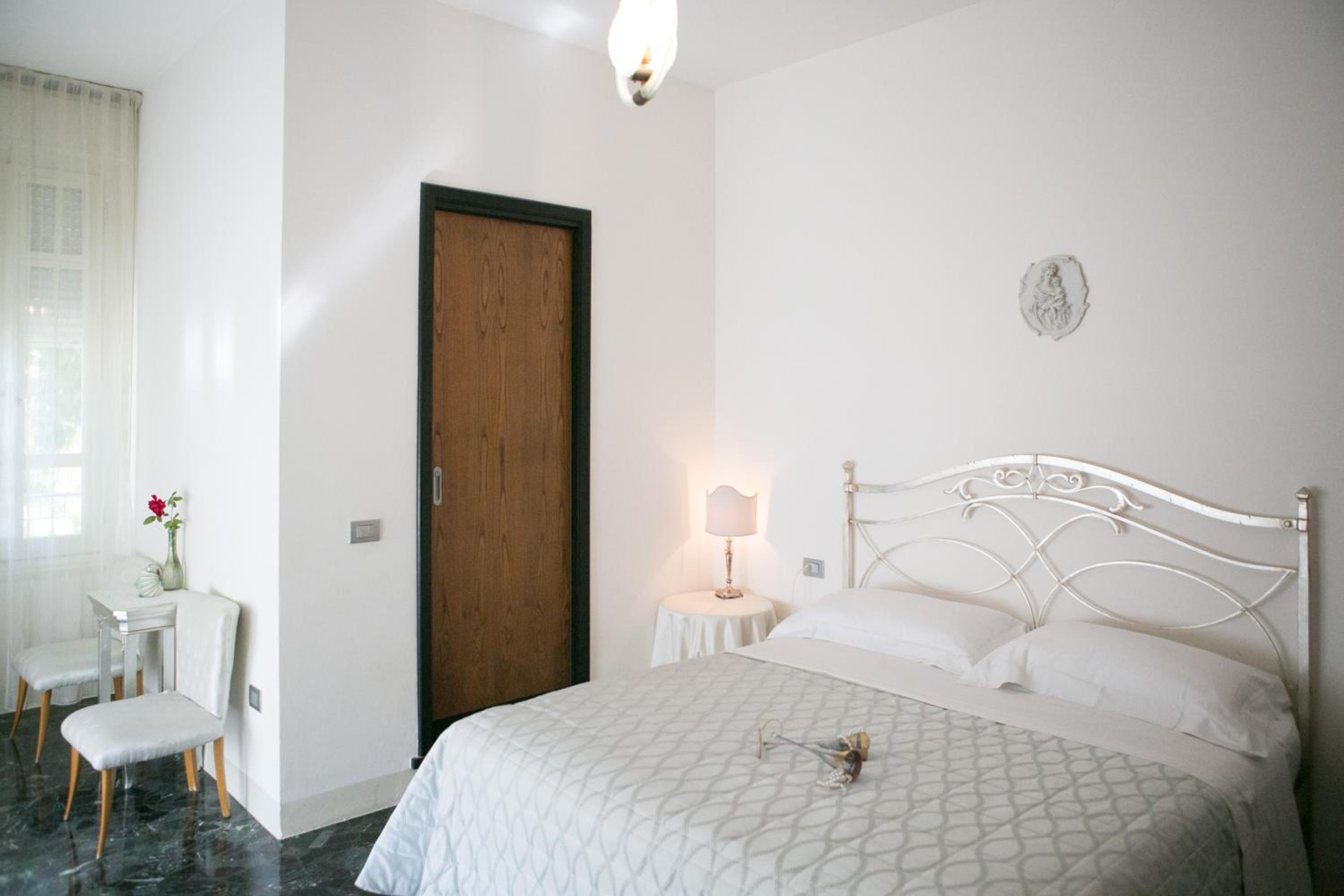 Double Room - Photo 18