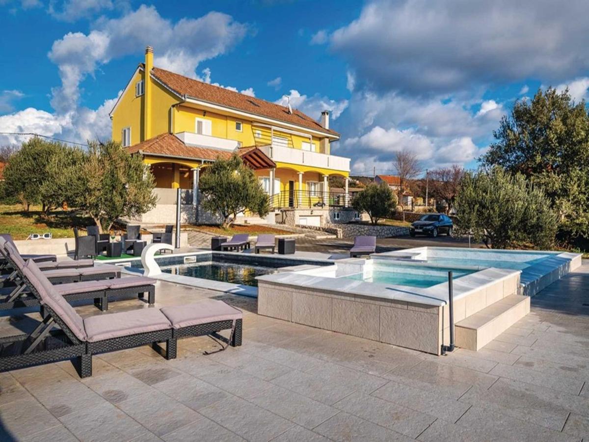 Villa photo 2