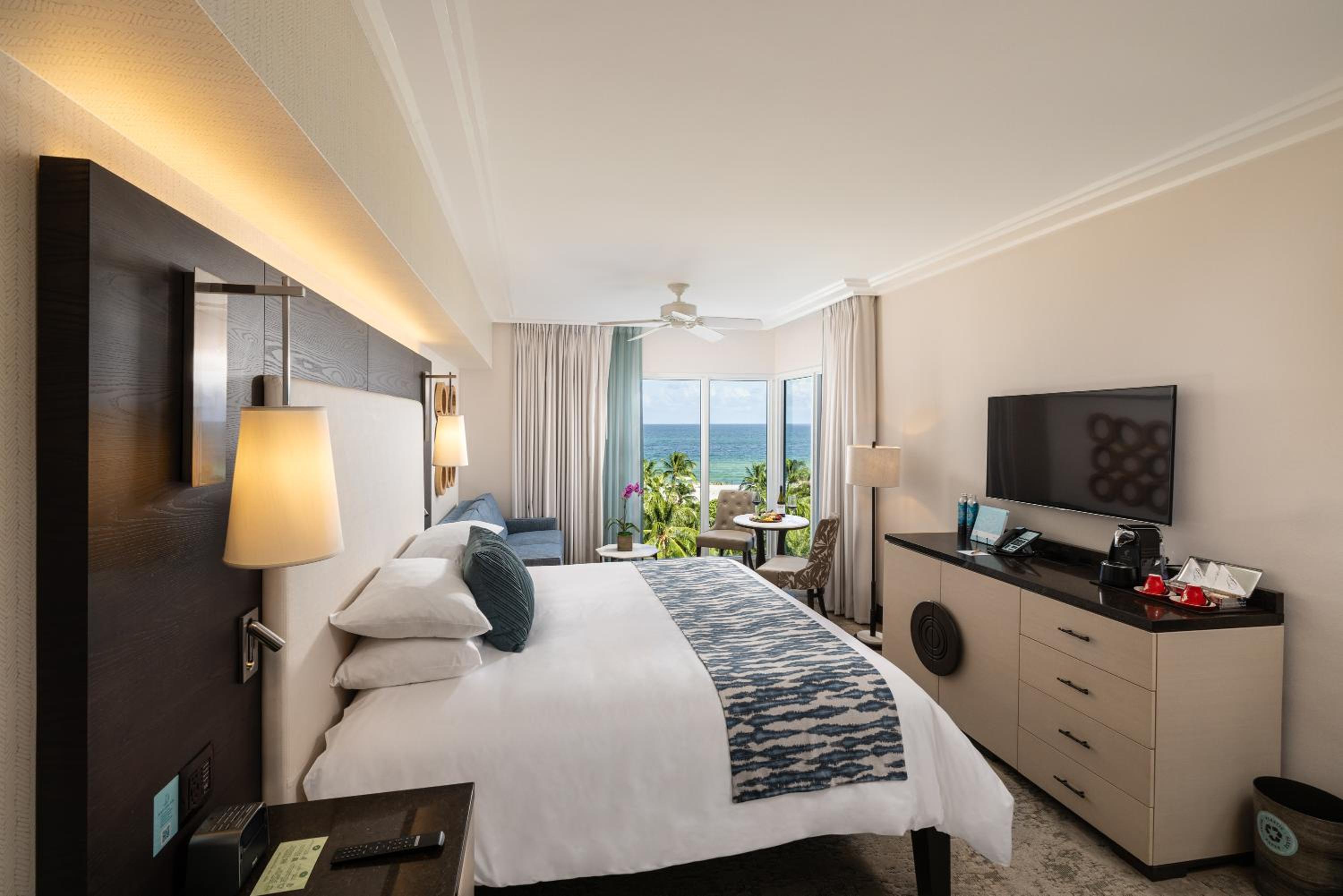 Superior OceanFront 1 King Bed and Sofabed thumbnail 5
