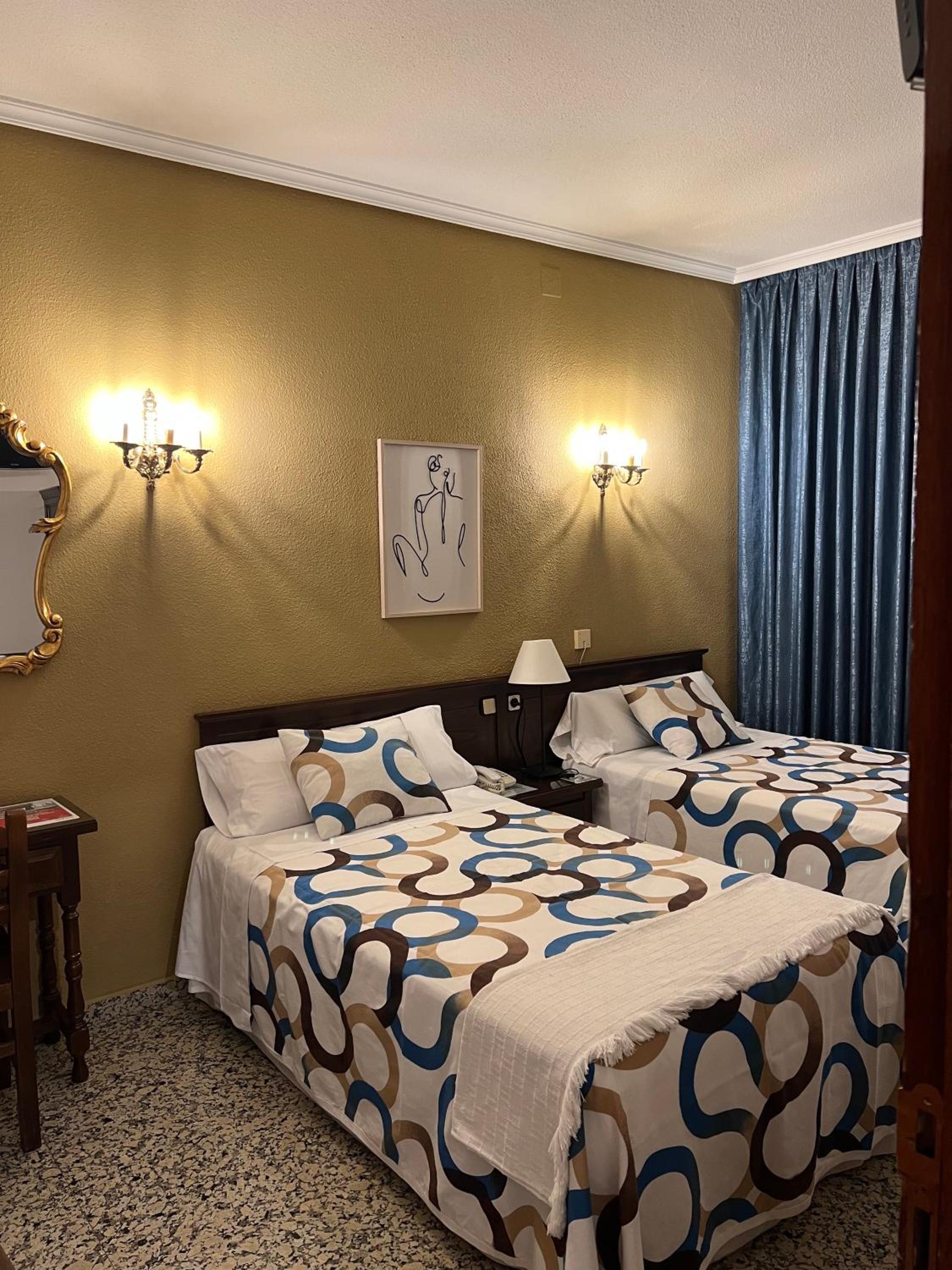 Twin Room with Private Bathroom - Photo 7