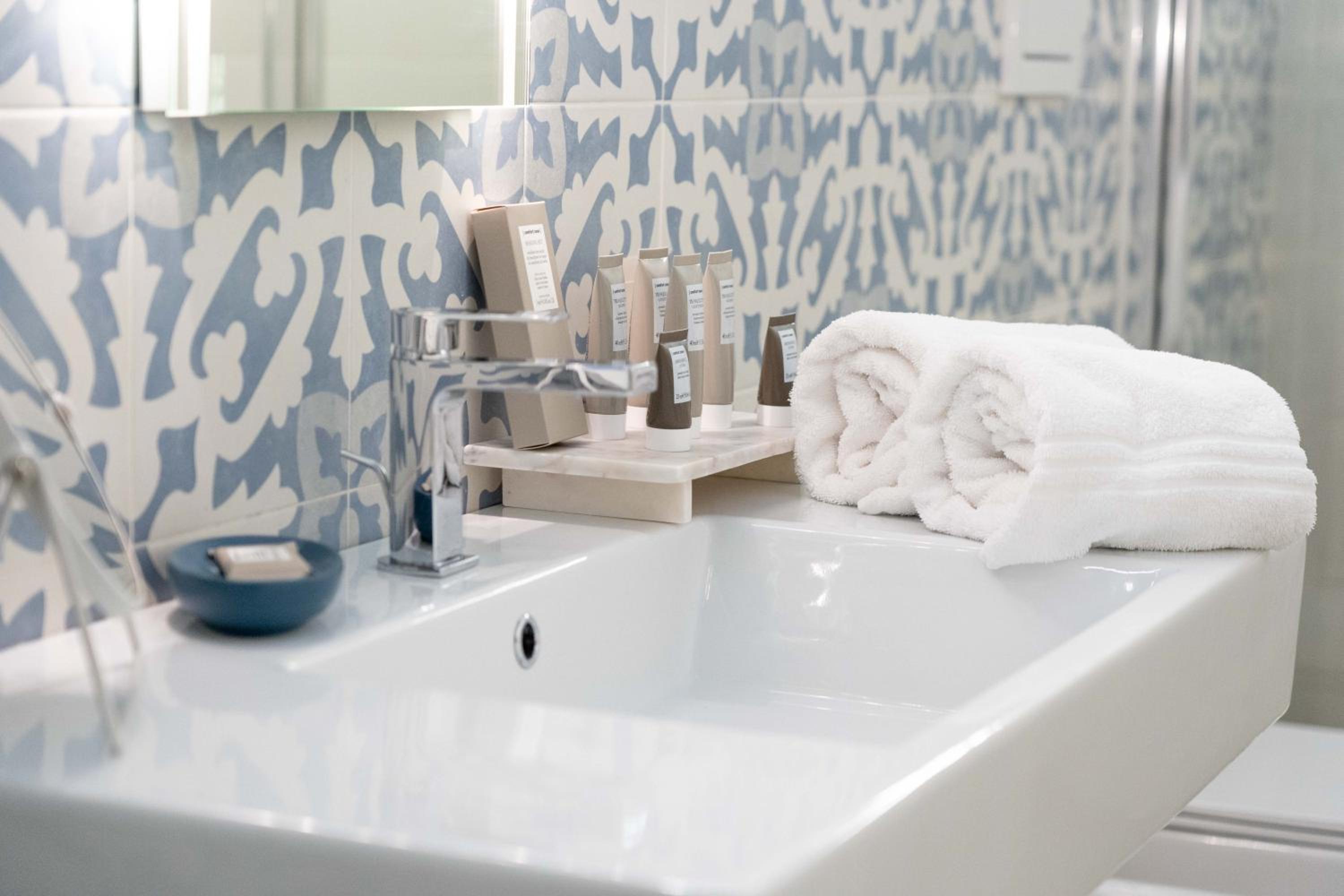 Double or Twin Room with Private Bathroom photo 2