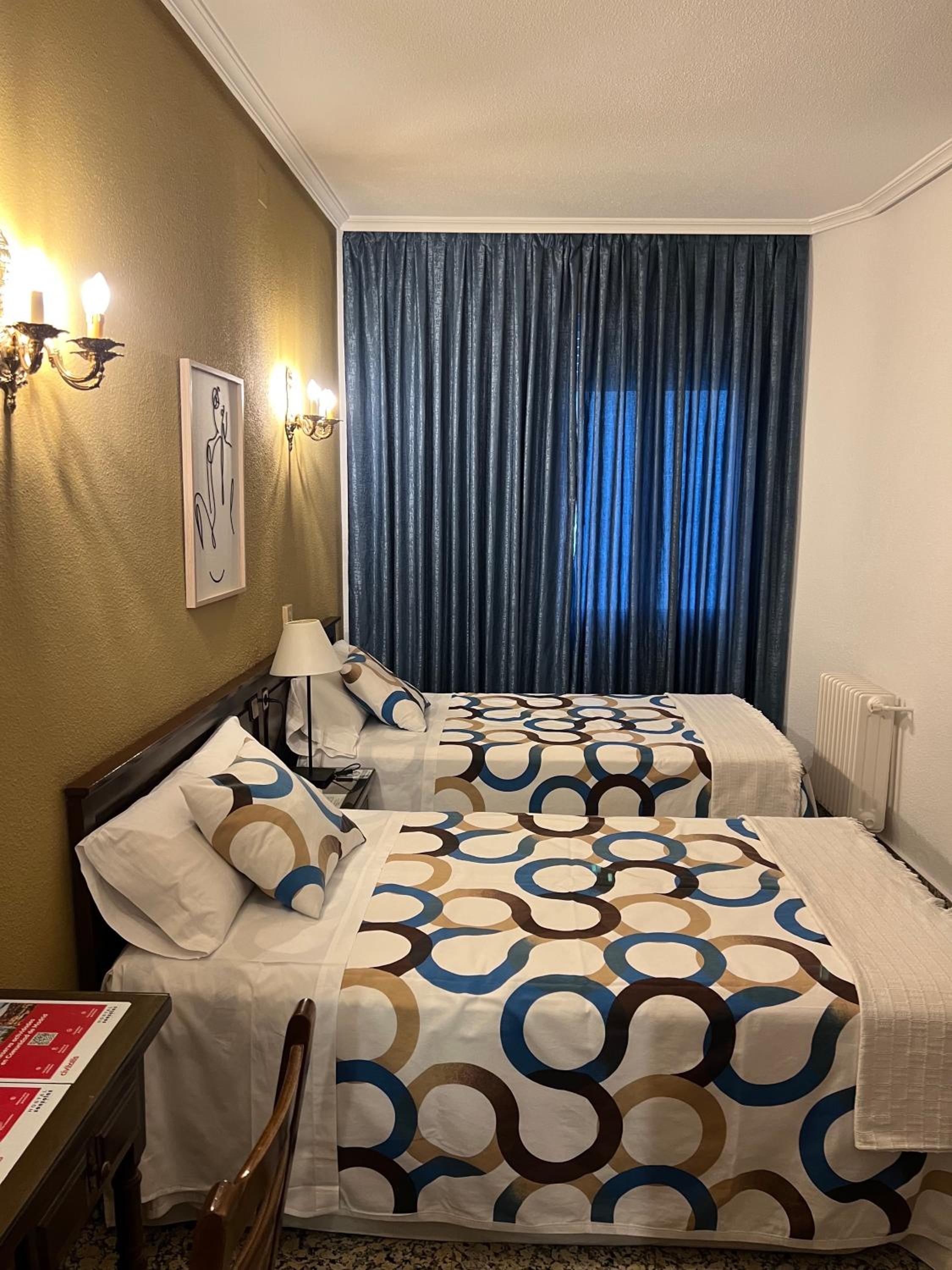 Twin Room with Private Bathroom - Photo 8
