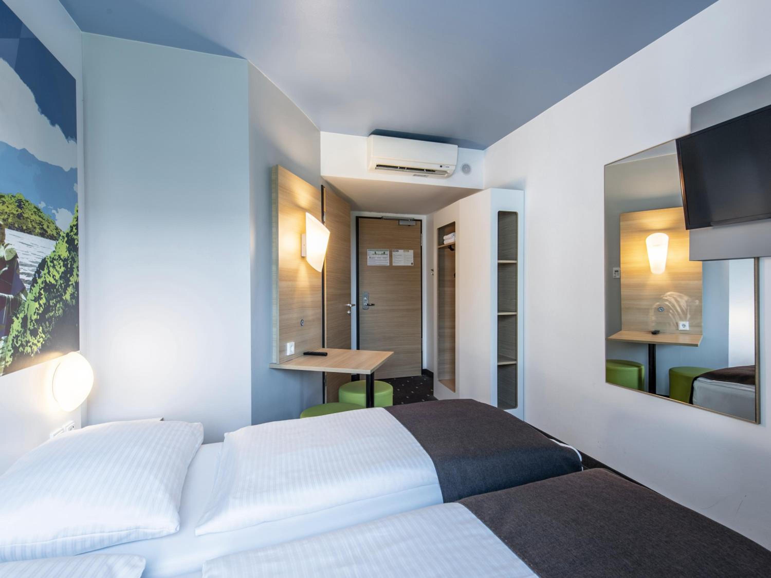 Standard Twin Room thumbnail 5