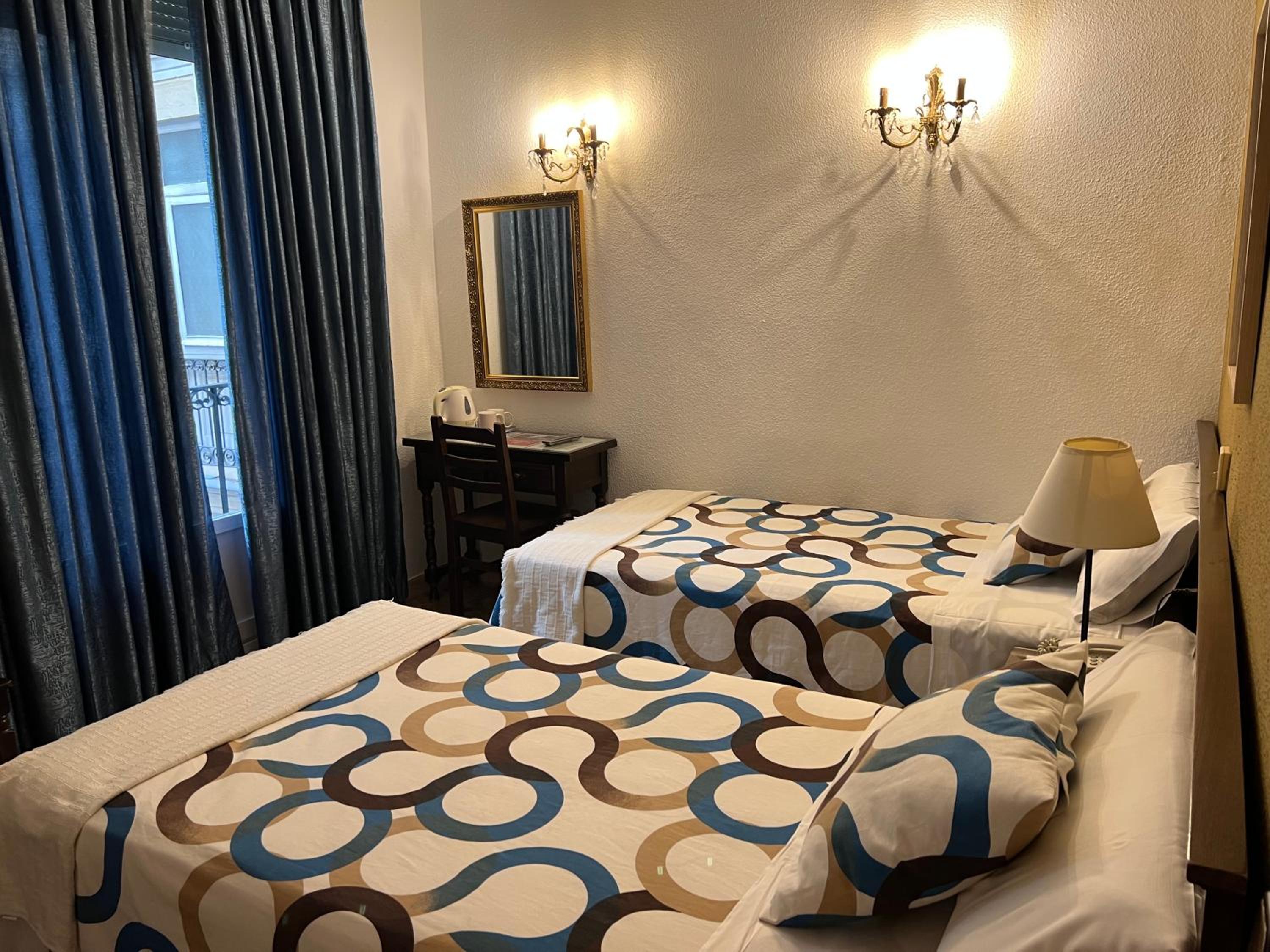 Twin Room with Private Bathroom - Photo 9