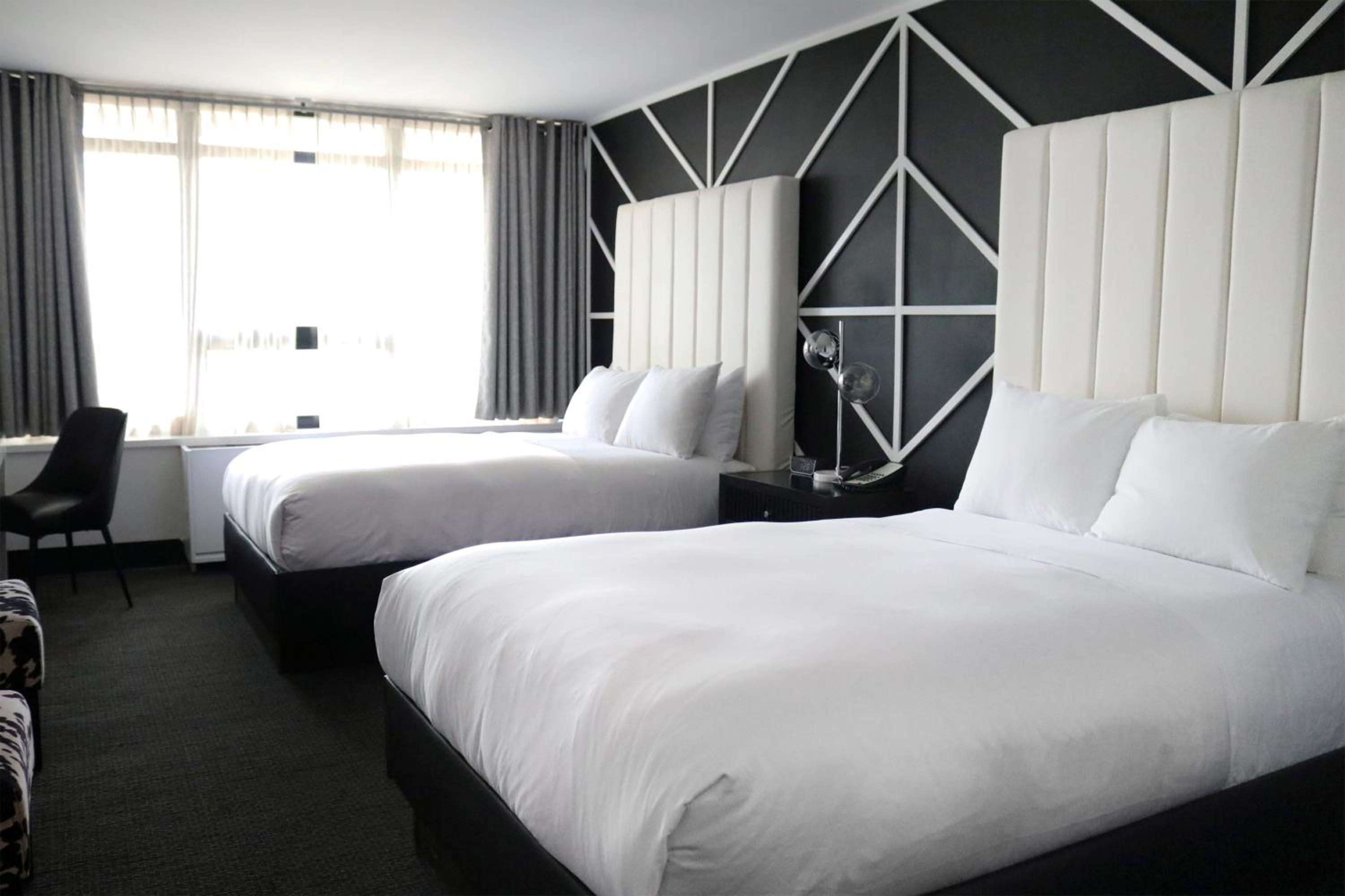 Double Room with Mobility/Hearing Access, Two Double Beds andTub with  Grab Bars, Non-Smoking - Photo 3