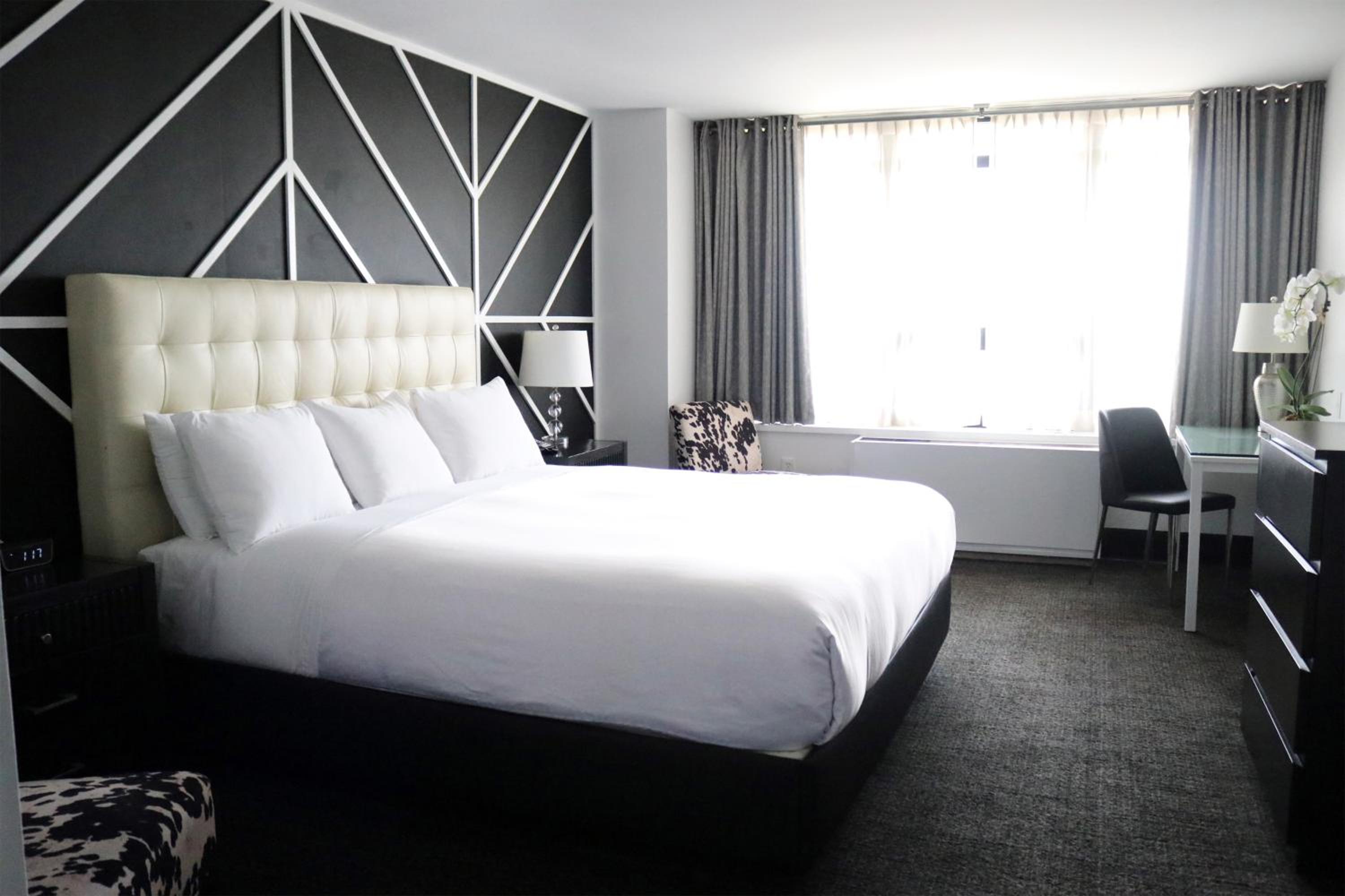 King Room - Non-Smoking - Photo 3