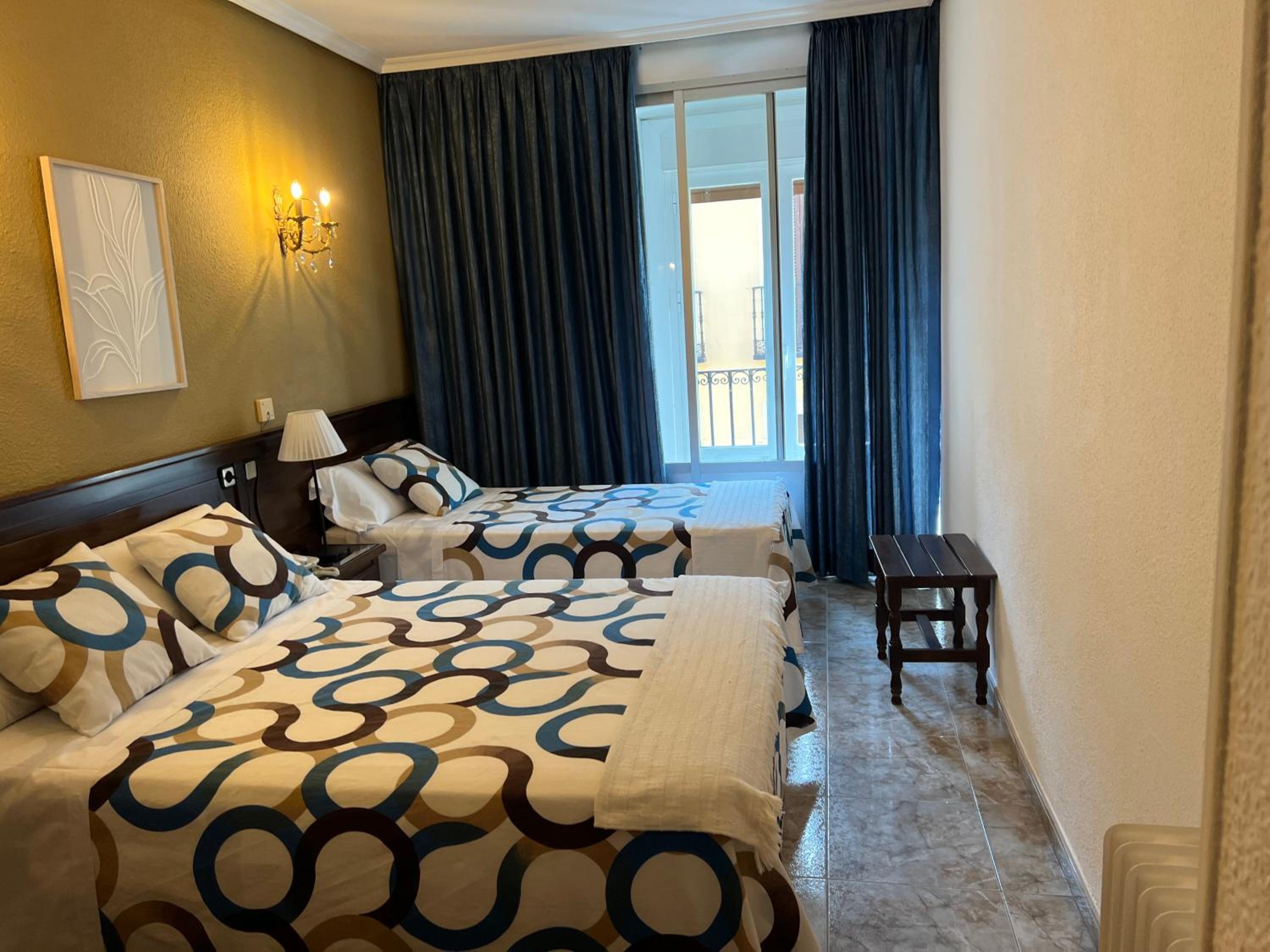 Twin Room with Extra Bed - Photo 3