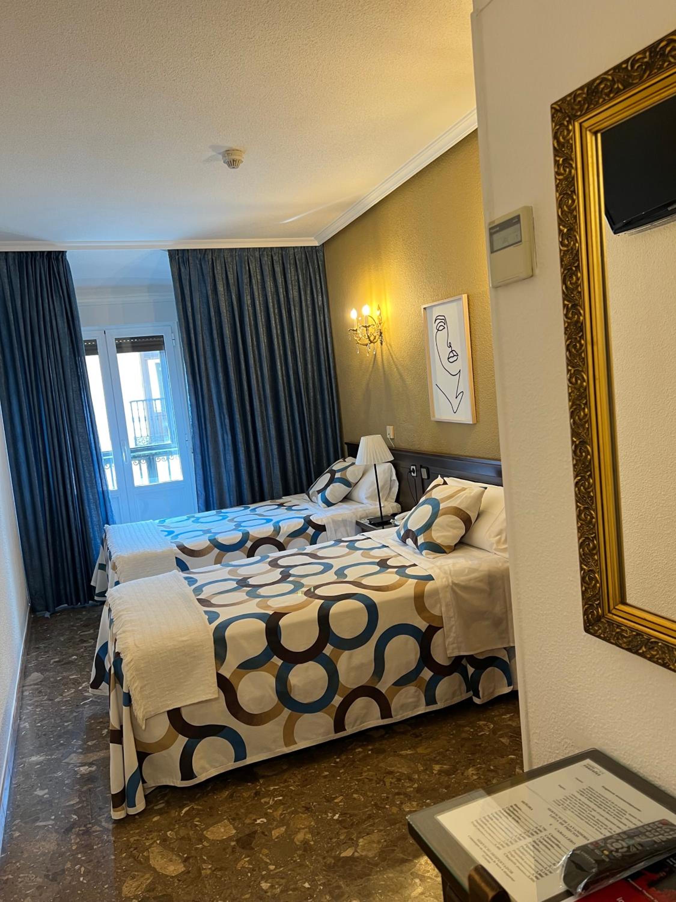 Twin Room with Private Bathroom - Photo 11