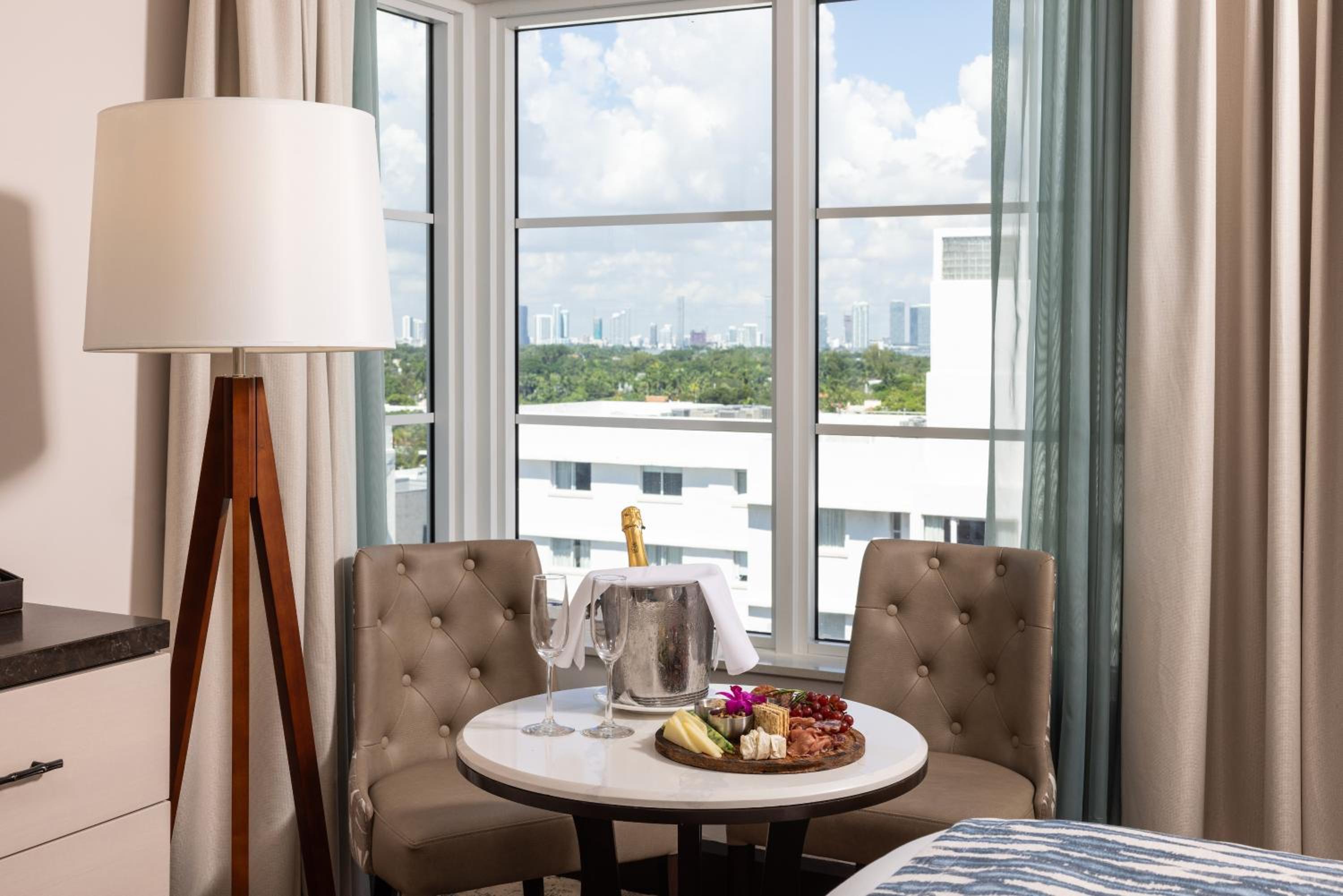 Superior City View 1 King Bed thumbnail 6