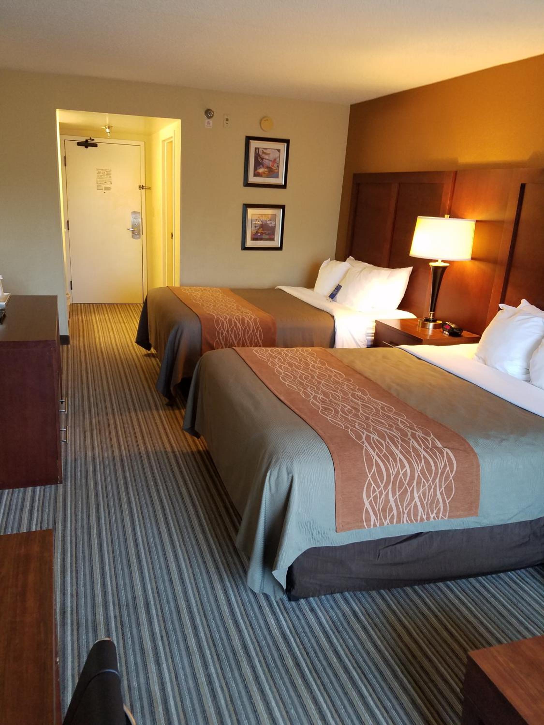 Standard Queen Room With Two Queen Beds With Sitting Area - Photo 4