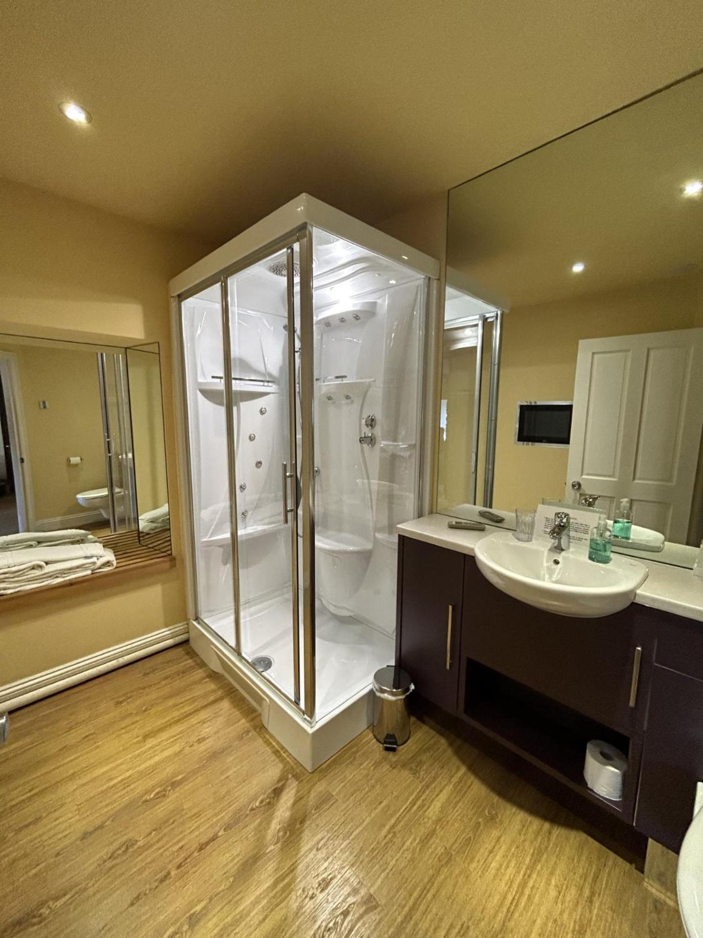 Deluxe King Room - Photo 4