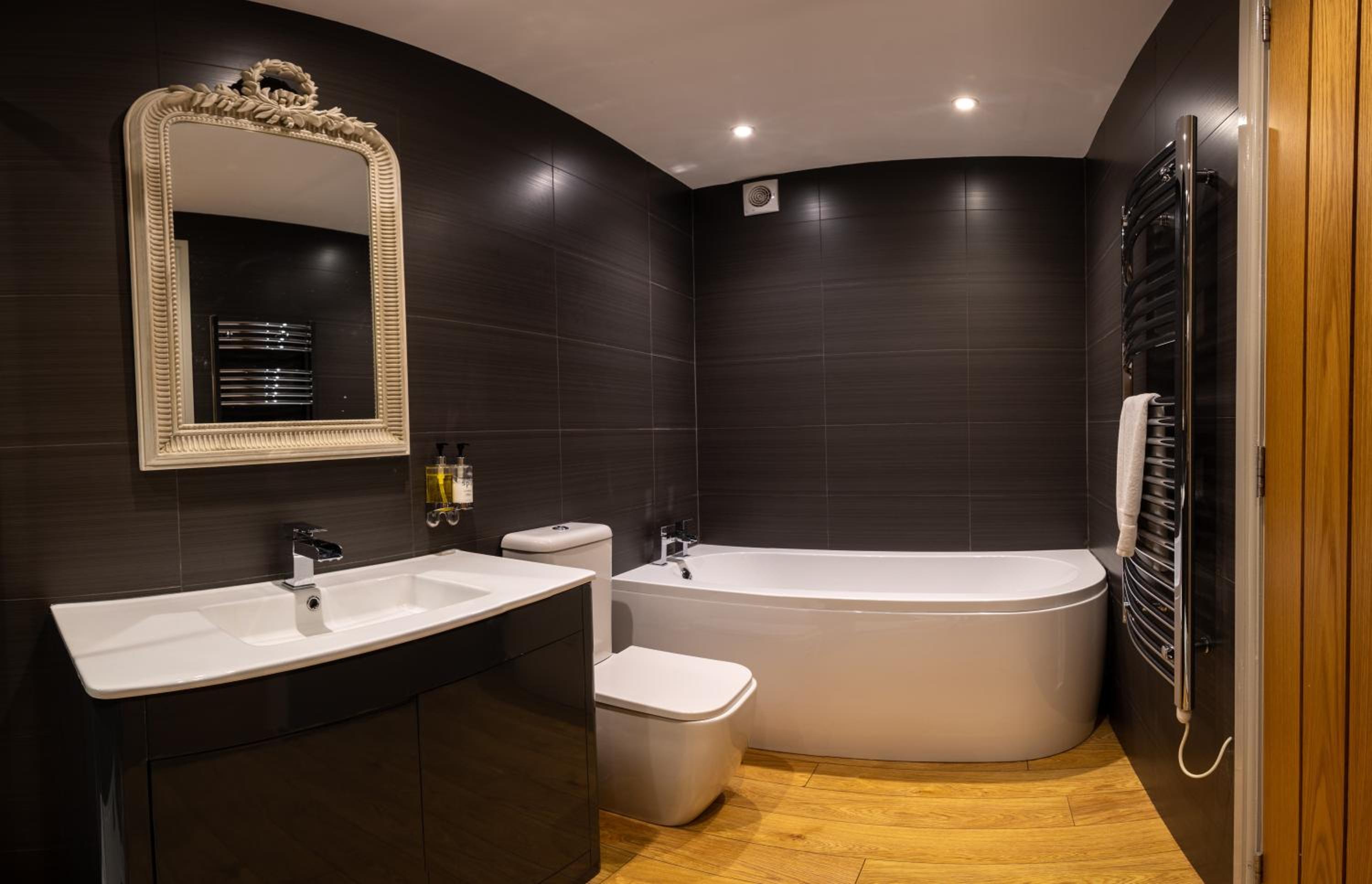 Deluxe Double Room (The Coach House) (Pet-Friendly Room) - Photo 3