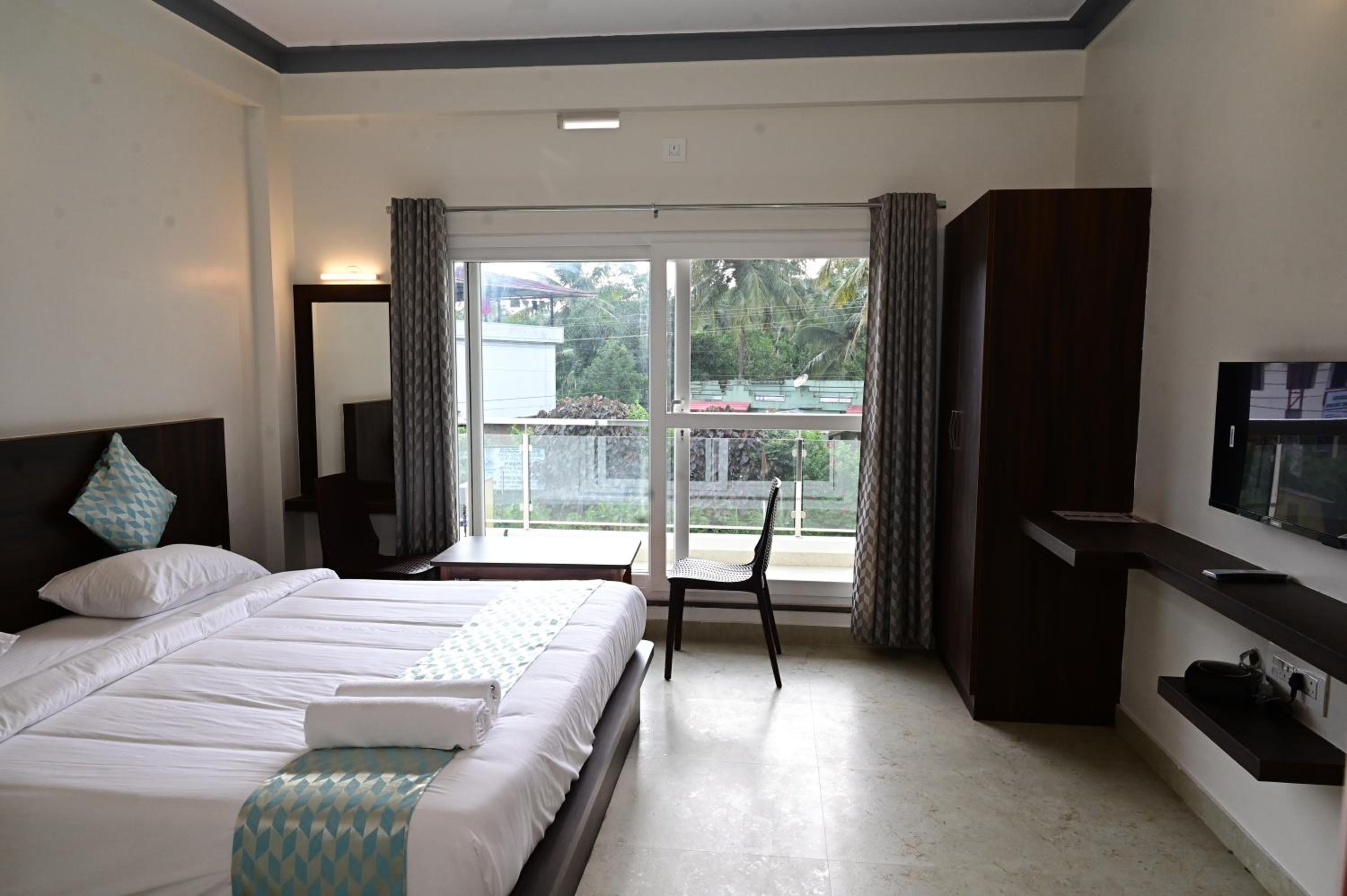 Standard King Room photo 3