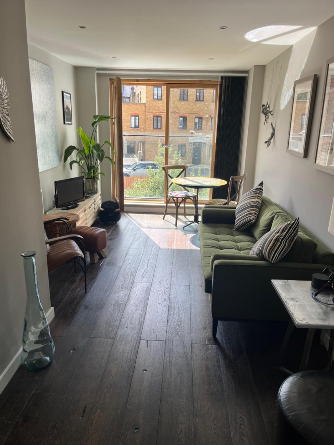 One-Bedroom Apartment photo 1