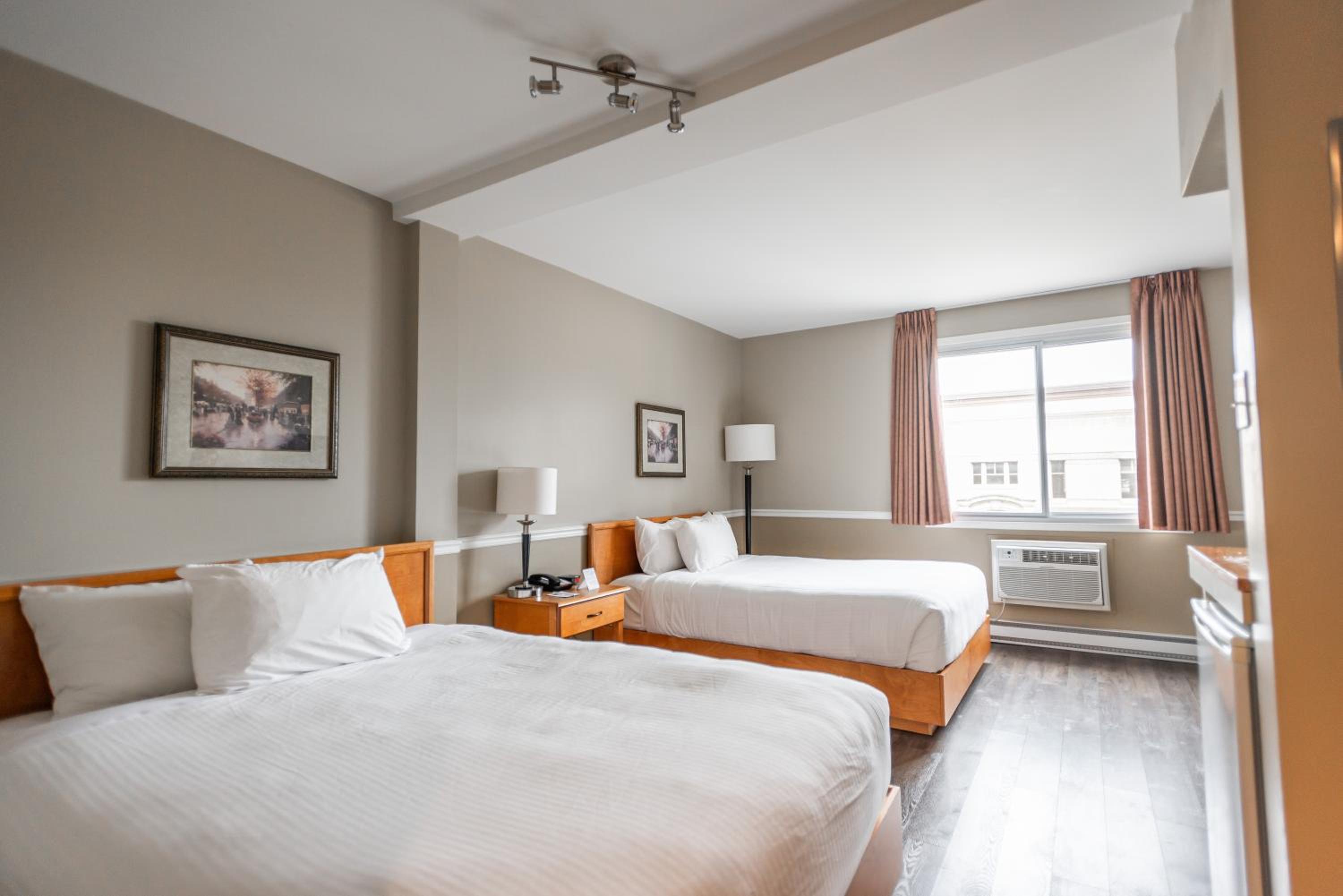 Queen Room with Two Queen Beds - Photo 2