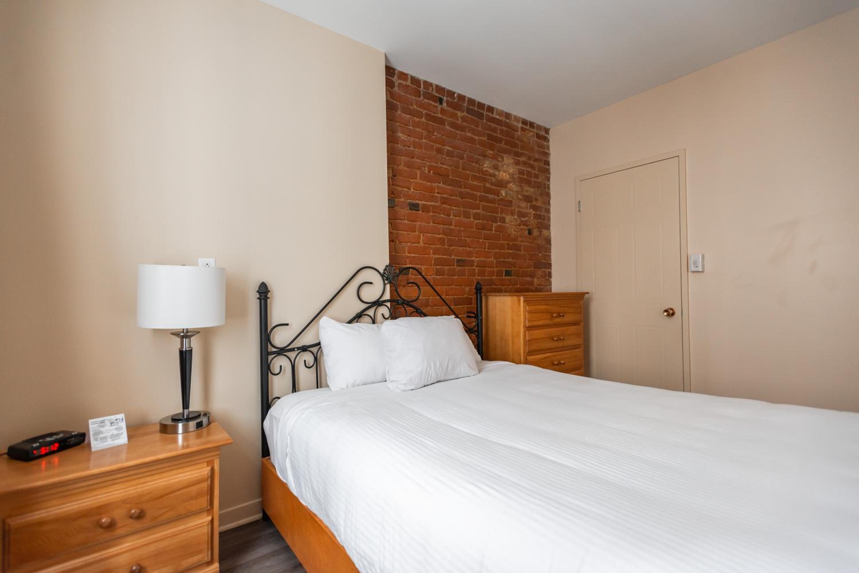 One-Bedroom Suite with Murphy bed - Photo 5