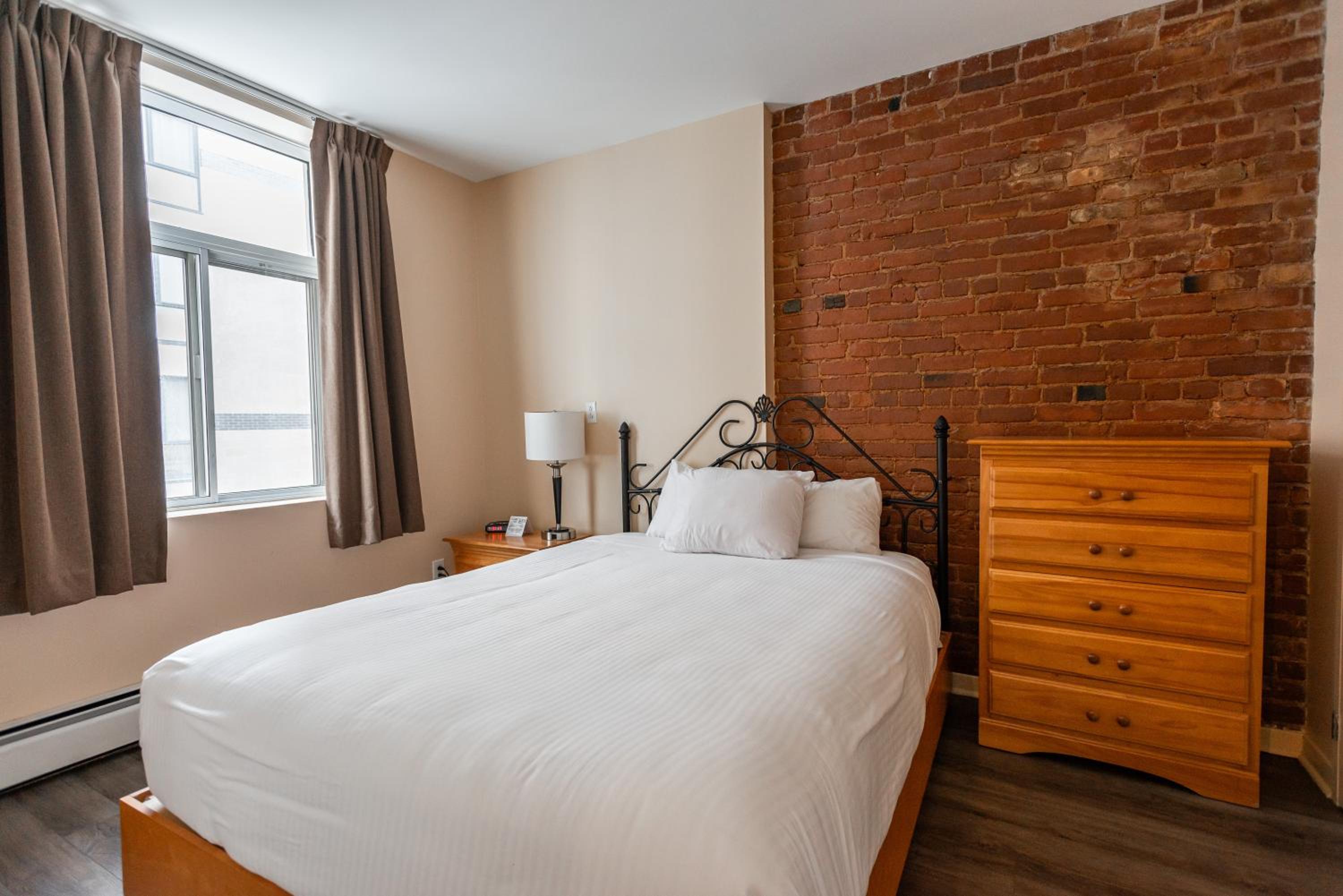 One-Bedroom Suite with Murphy bed - Photo 2