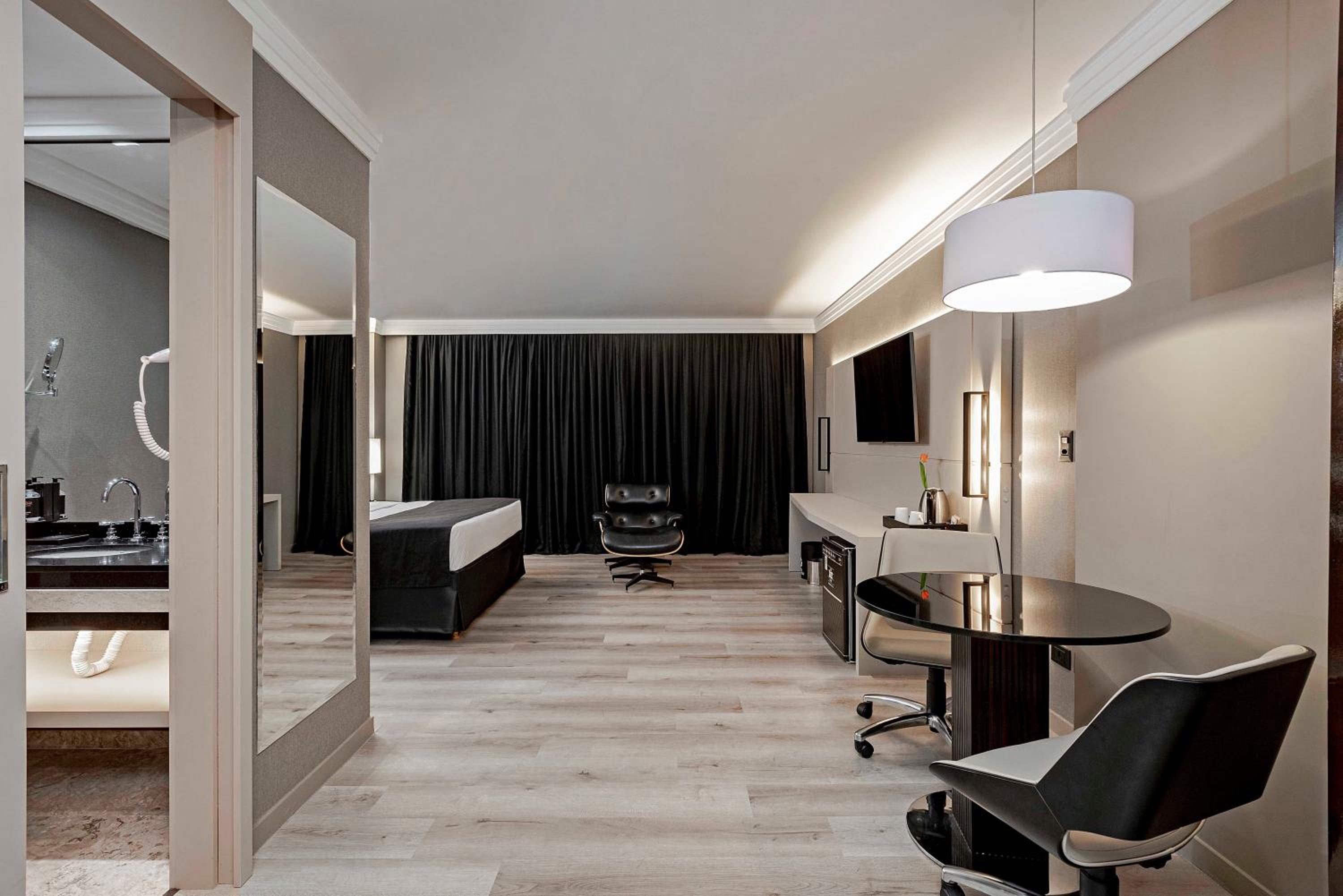 Large Double Room thumbnail 6