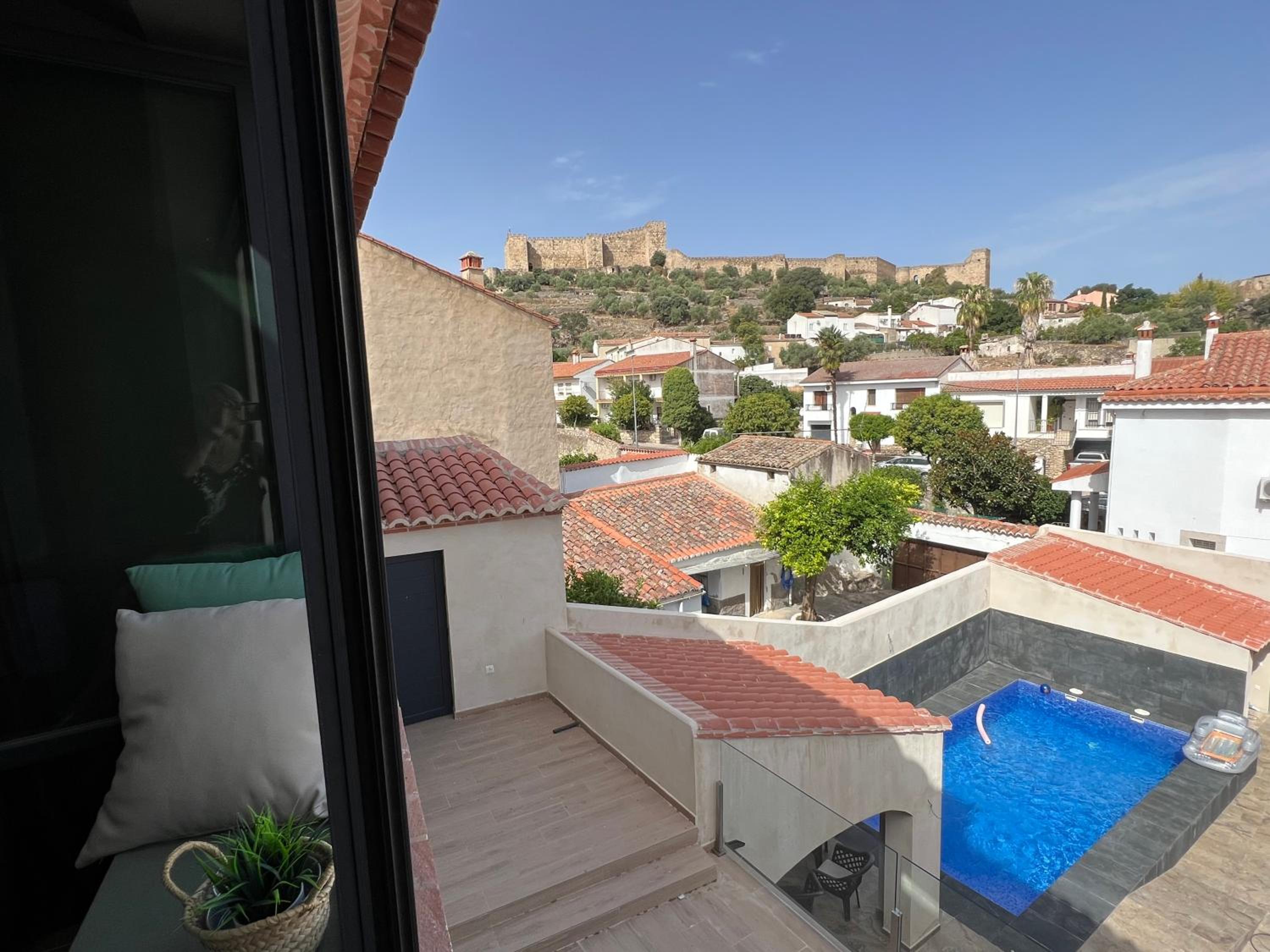 Deluxe One-Bedroom Apartment with City View photo 2